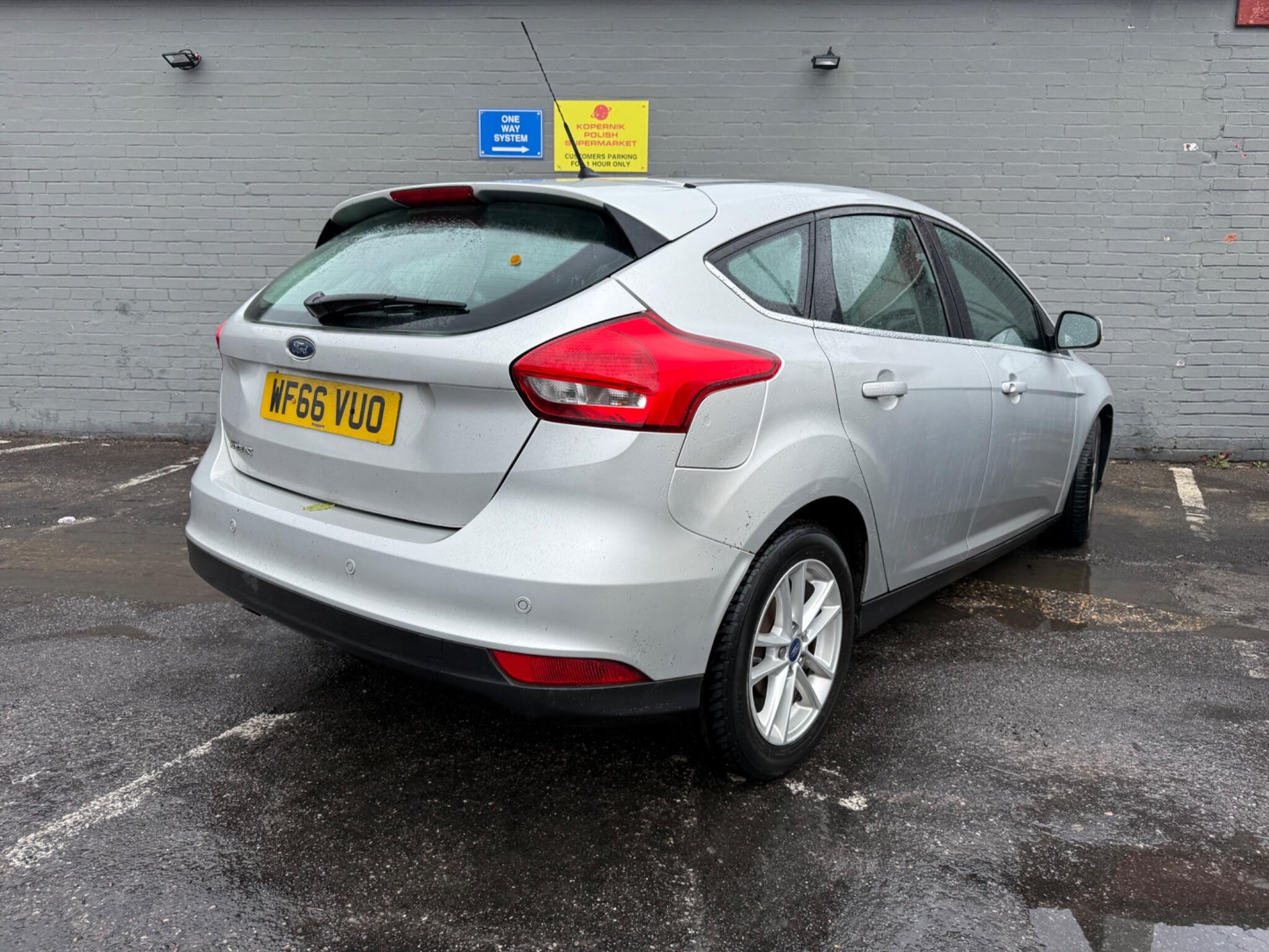 Ford Focus view 3