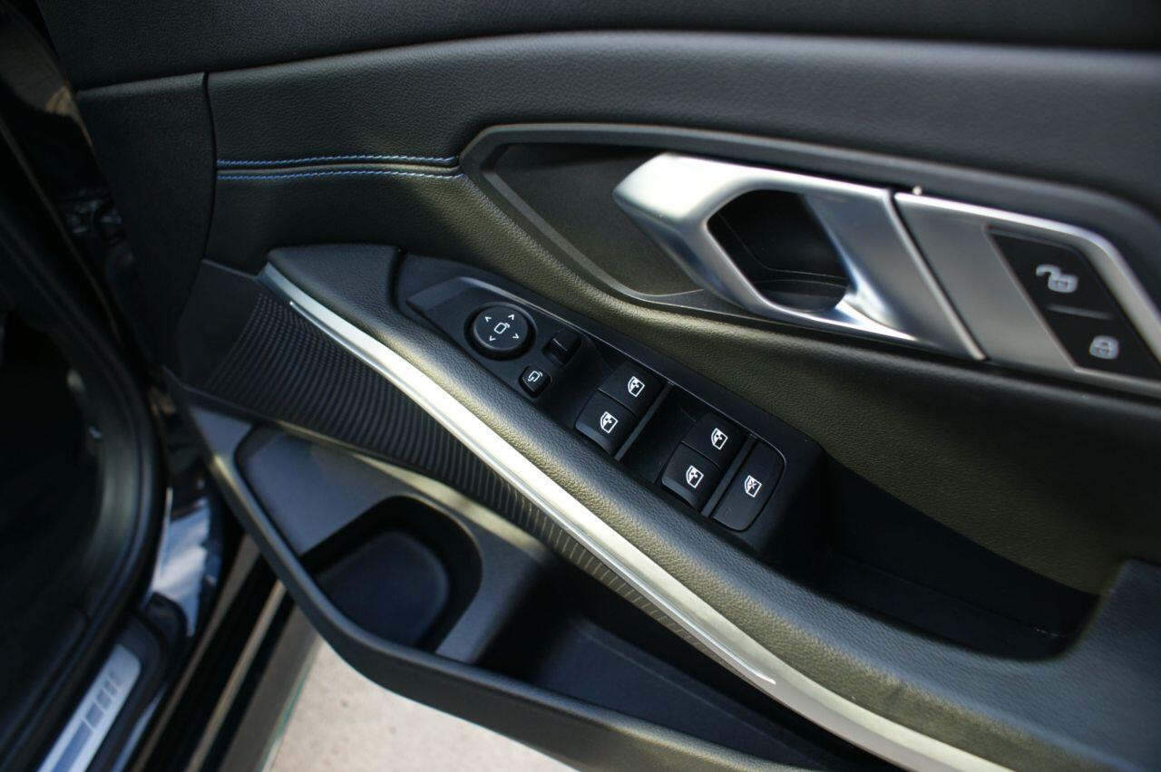 BMW 3 Series view 40