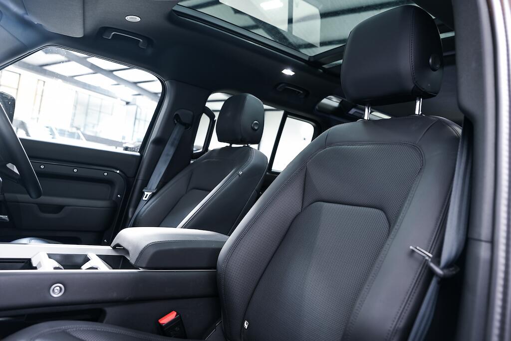 Land Rover Defender view 13