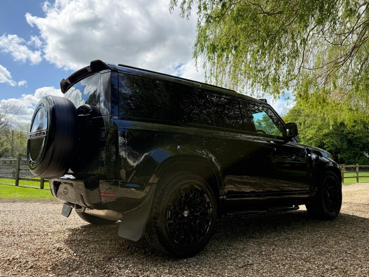 Land Rover Defender 110 view 21