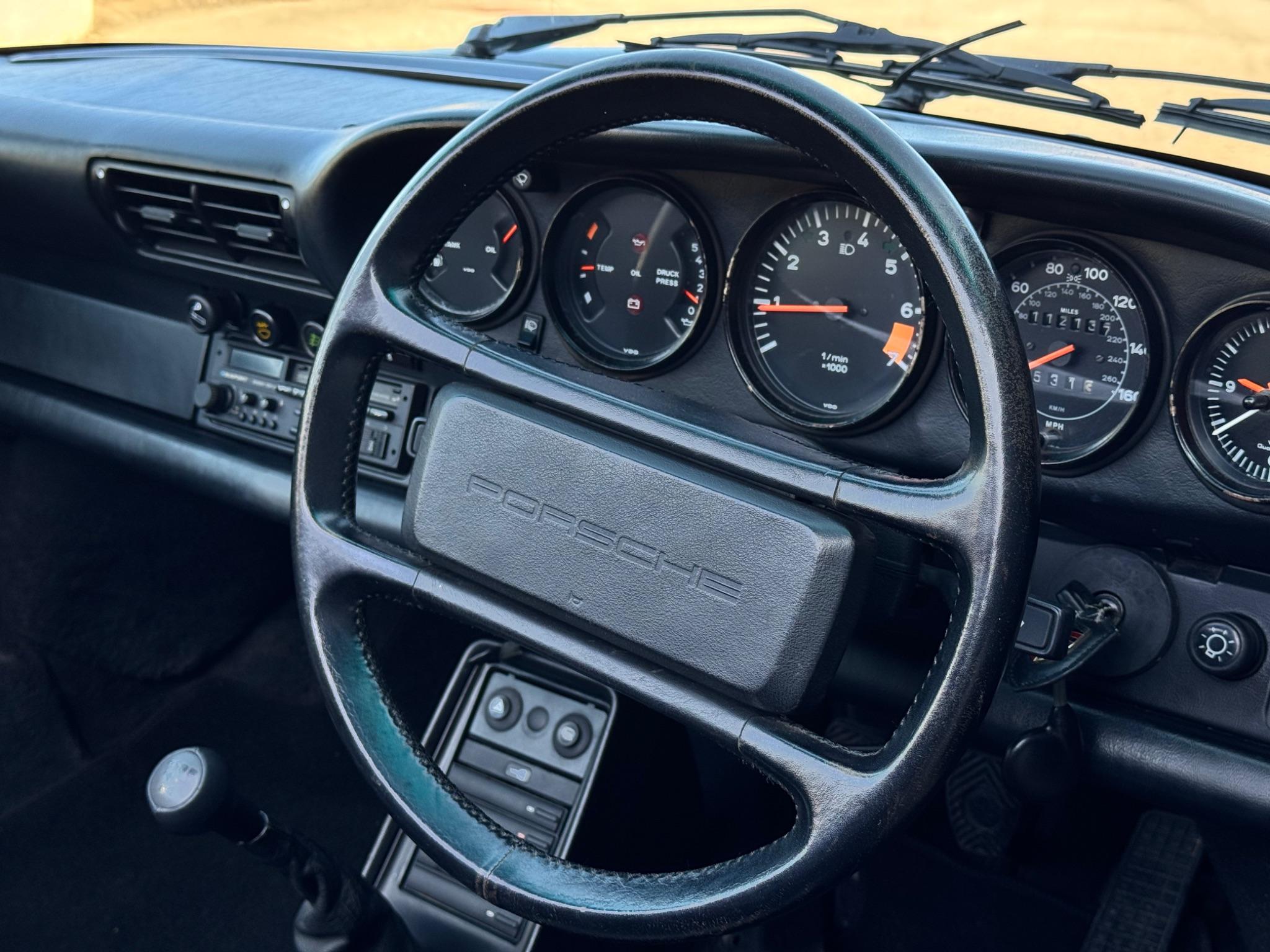 Porsche 911 view 26