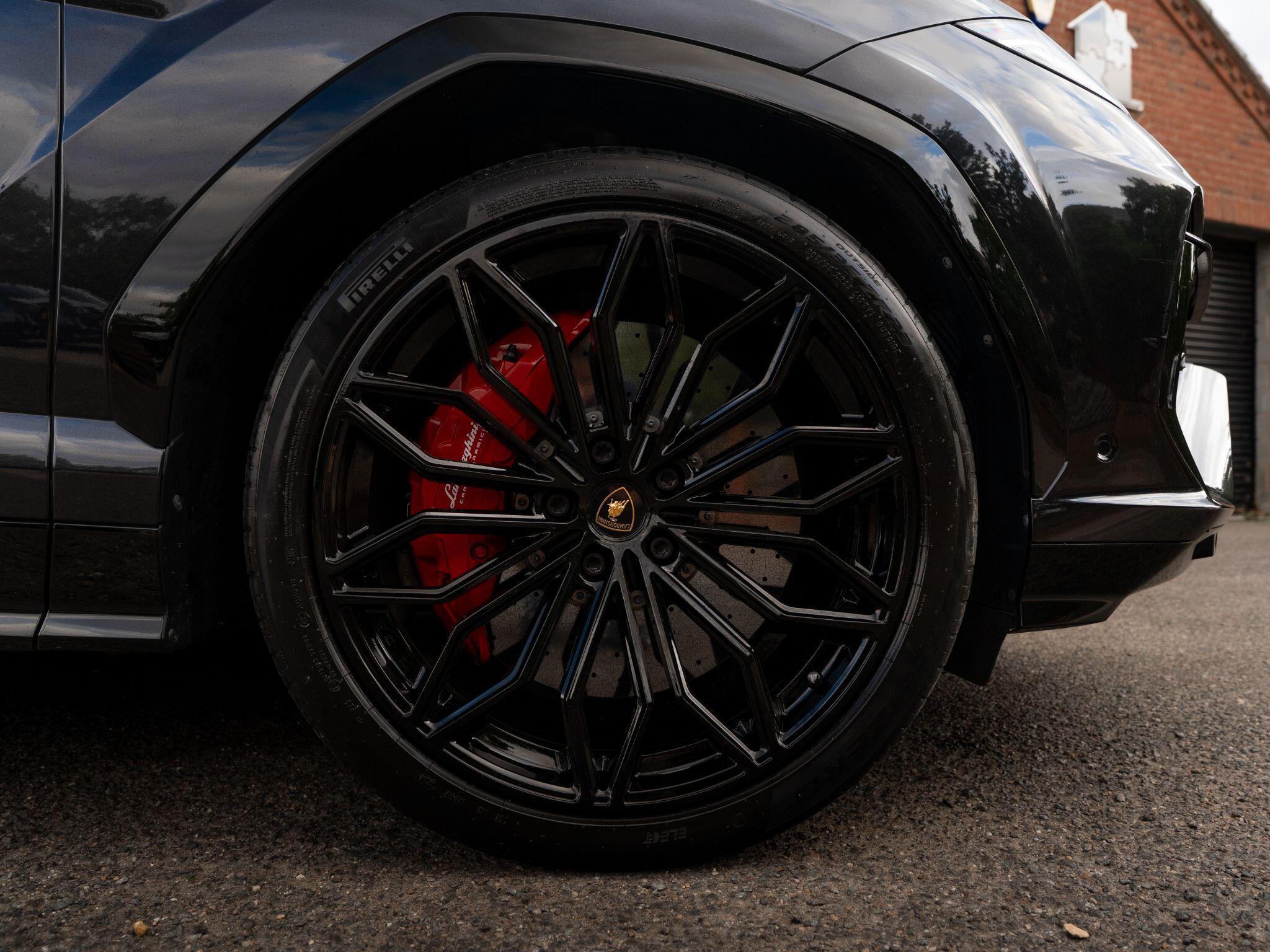 Lamborghini Urus view 31