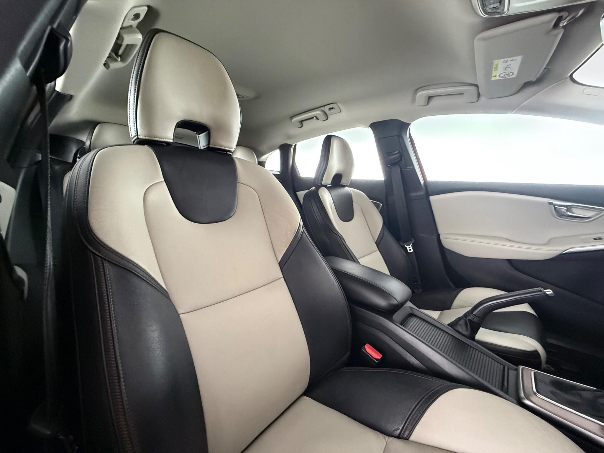Volvo V40 Cross Country view 26