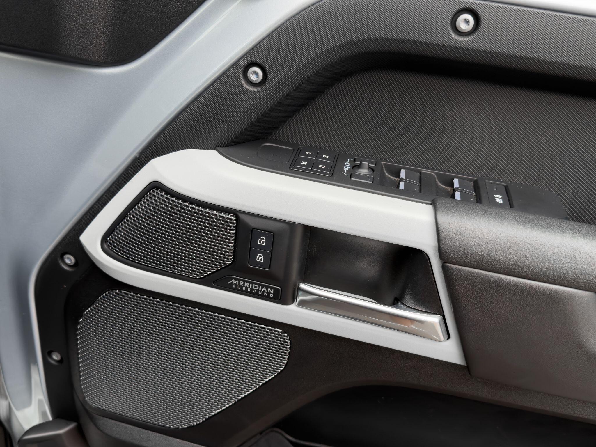 Land Rover Defender 110 view 7