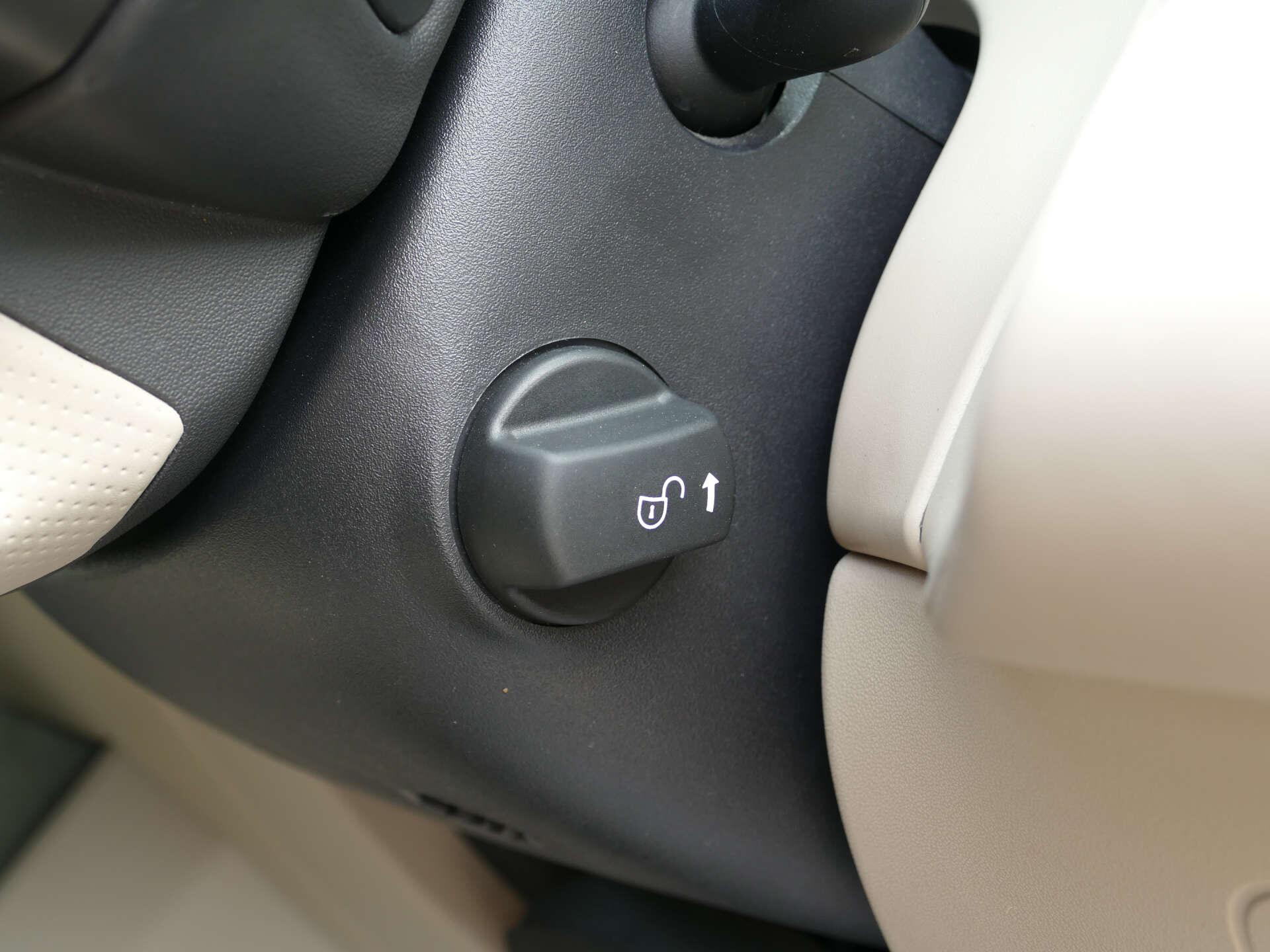 Land Rover Range Rover Velar view 39