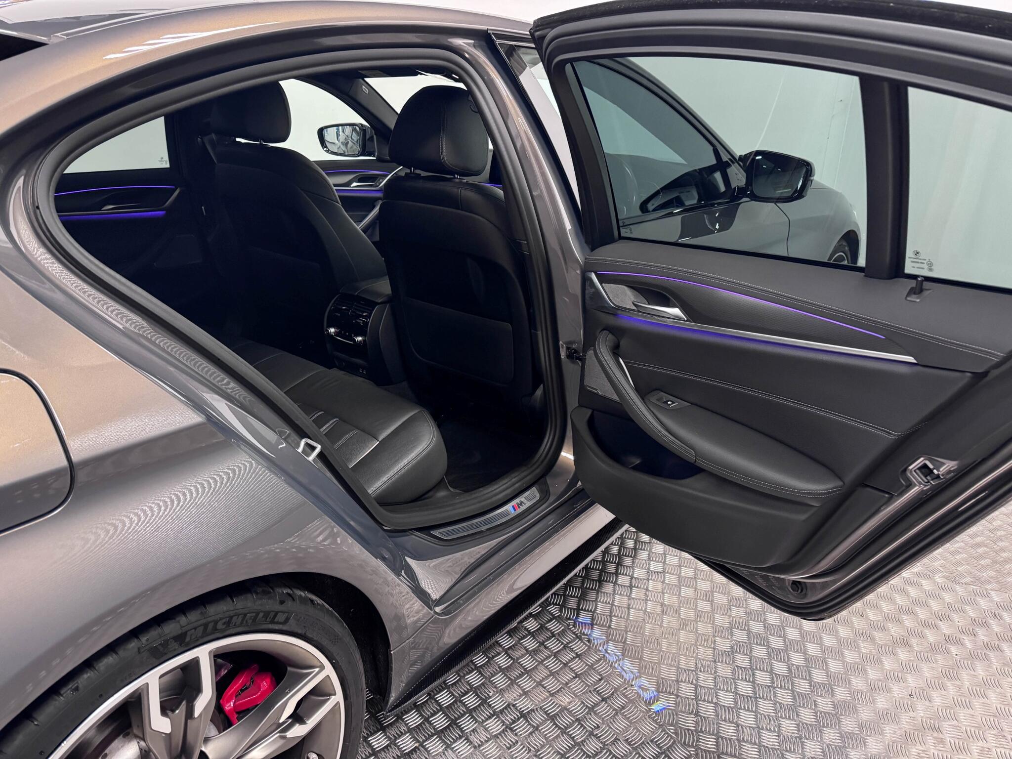 BMW 5 Series view 30