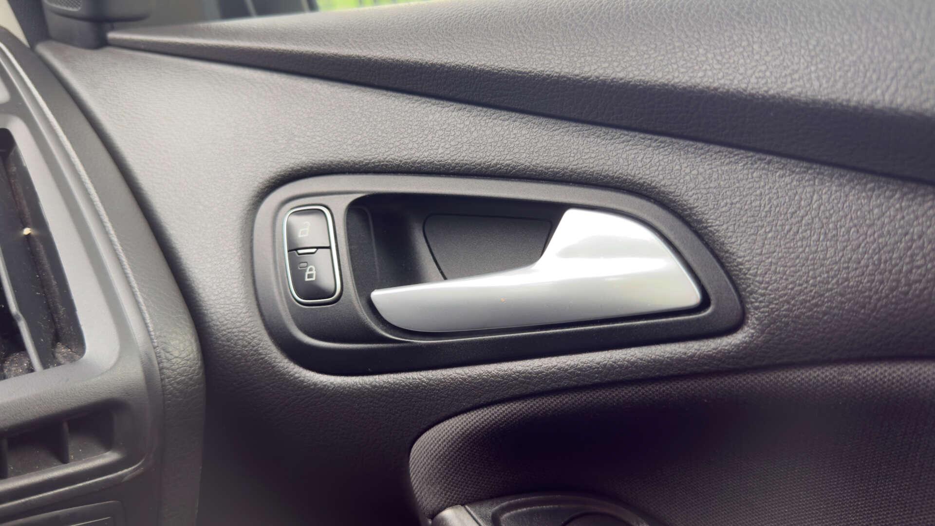 Ford Focus view 23