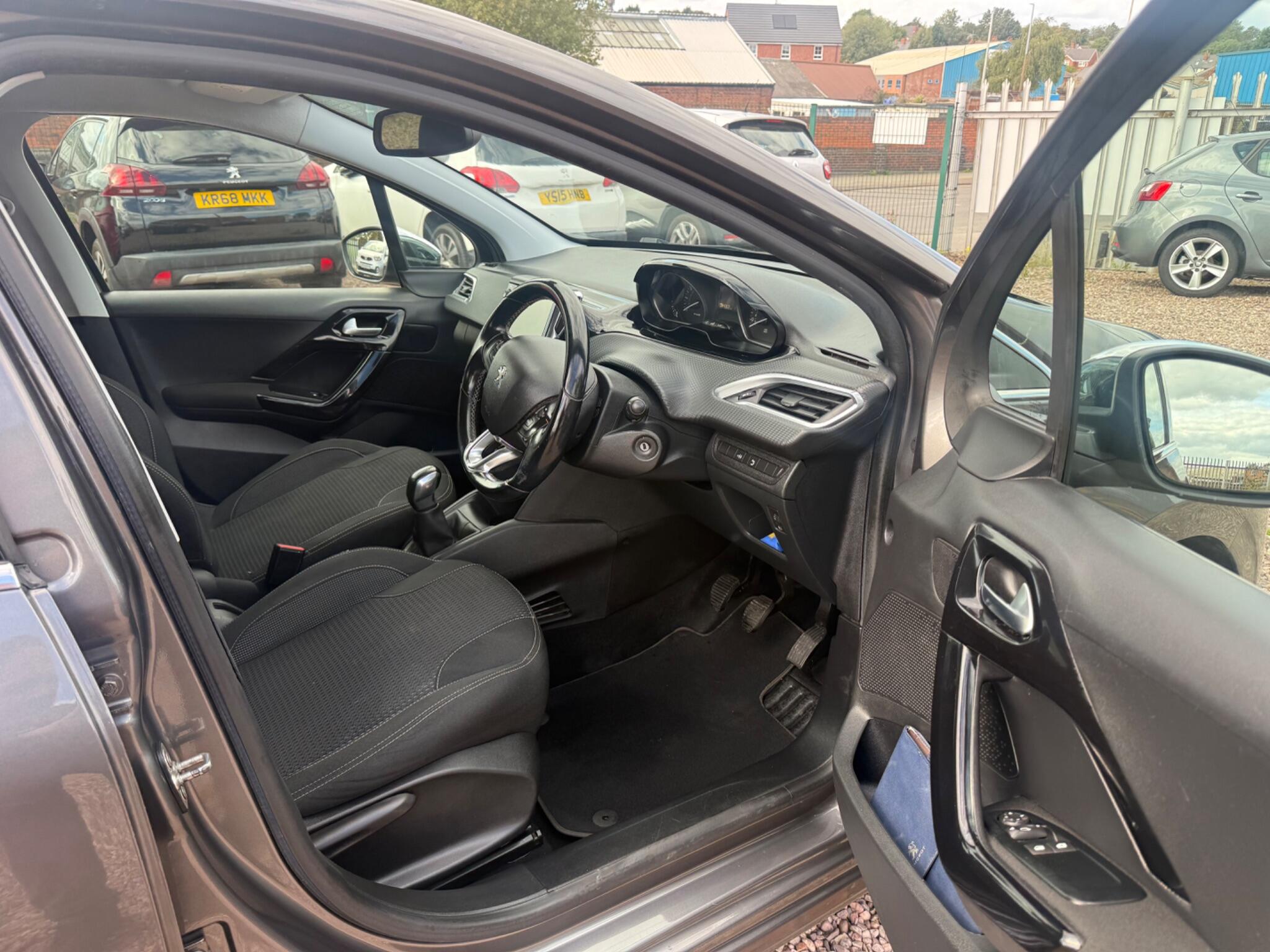 Peugeot 208 view 19