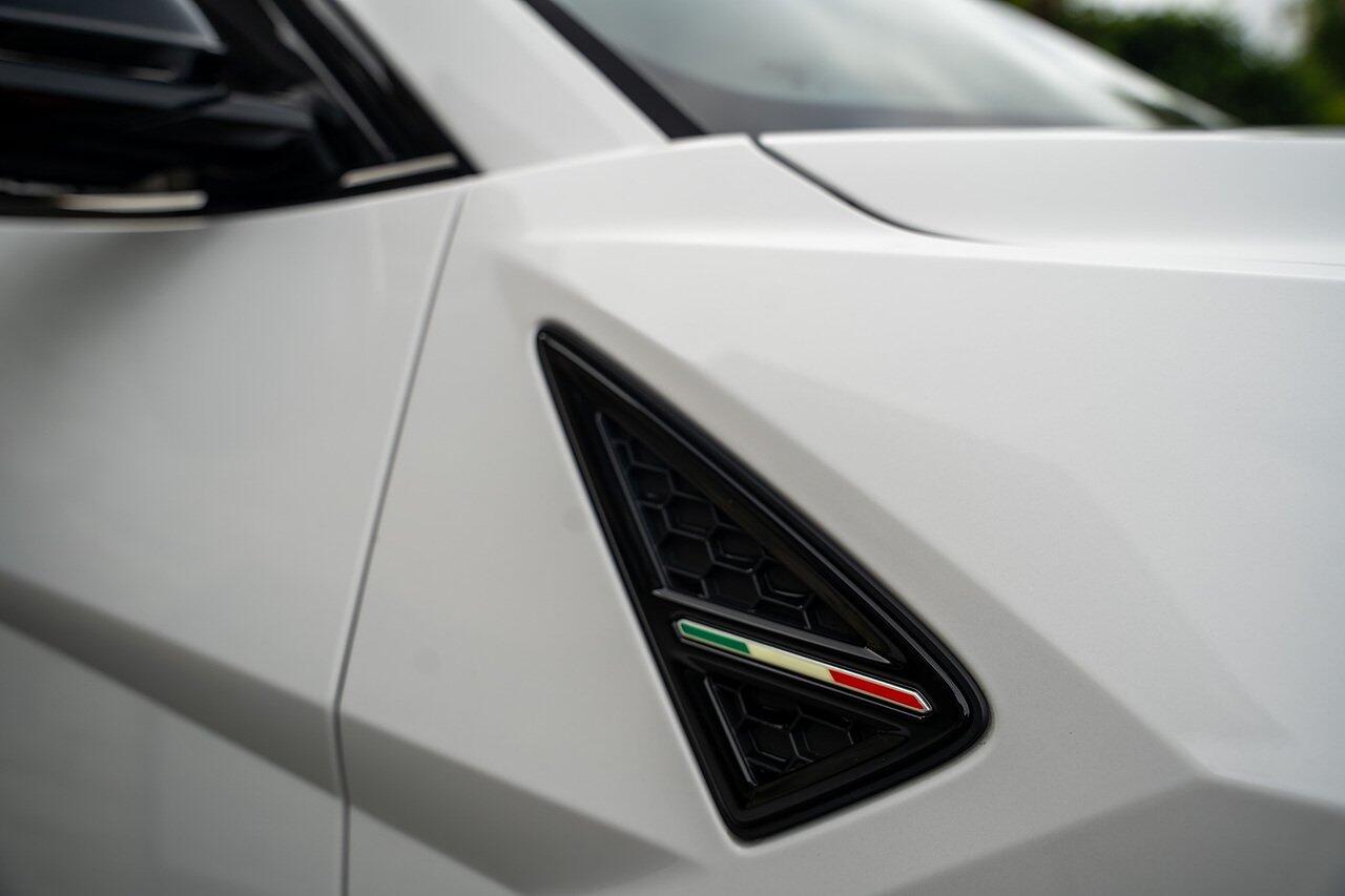 Lamborghini Urus view 35