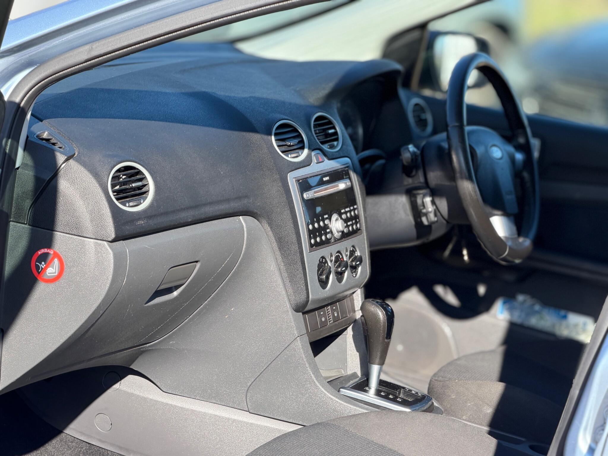 2006 Ford Focus 1.6 Zetec Climate 5dr image 14