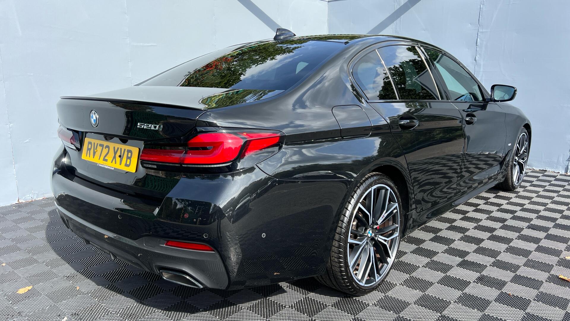 BMW 5 Series view 26