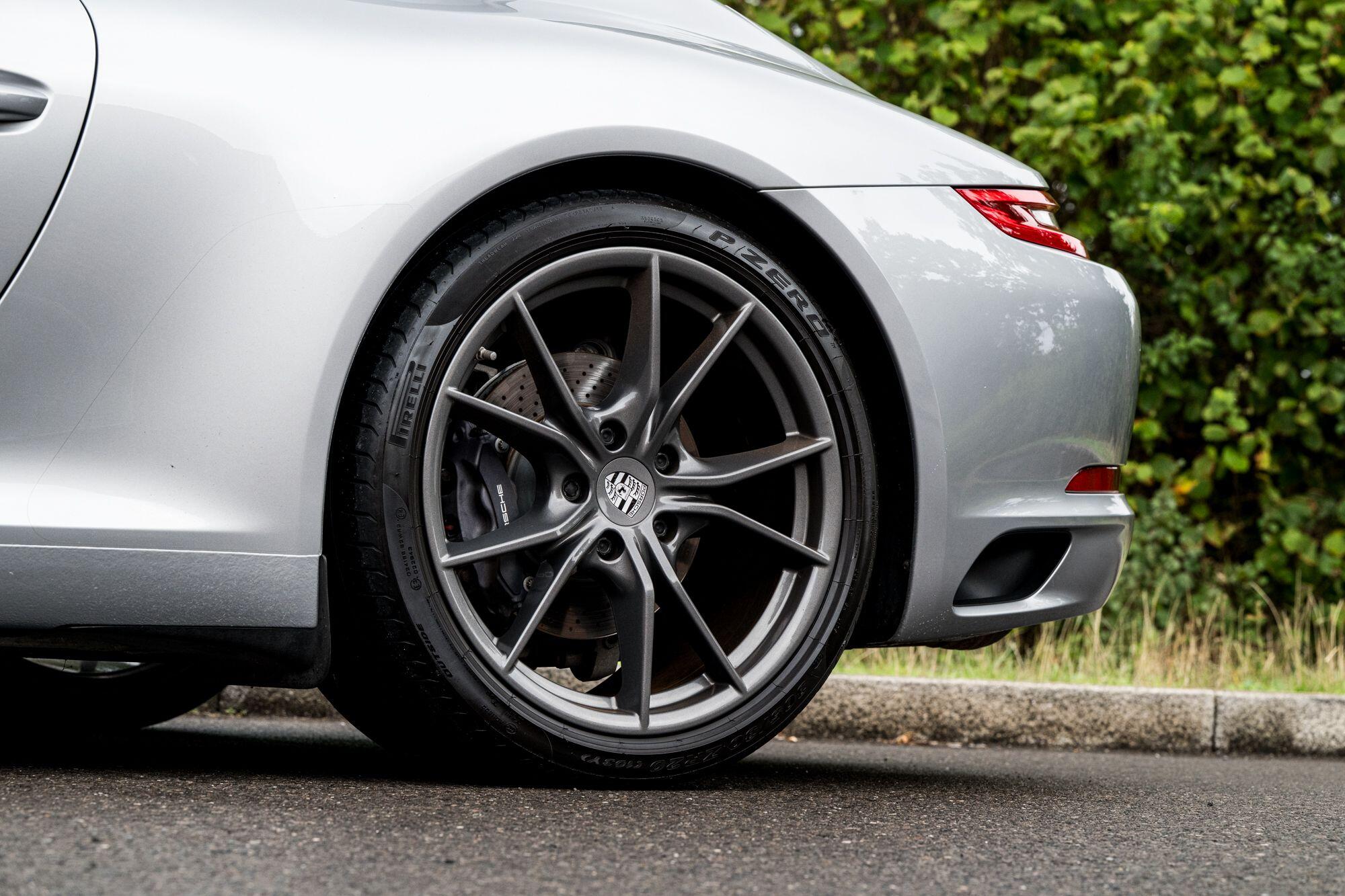 Porsche 911 view 20