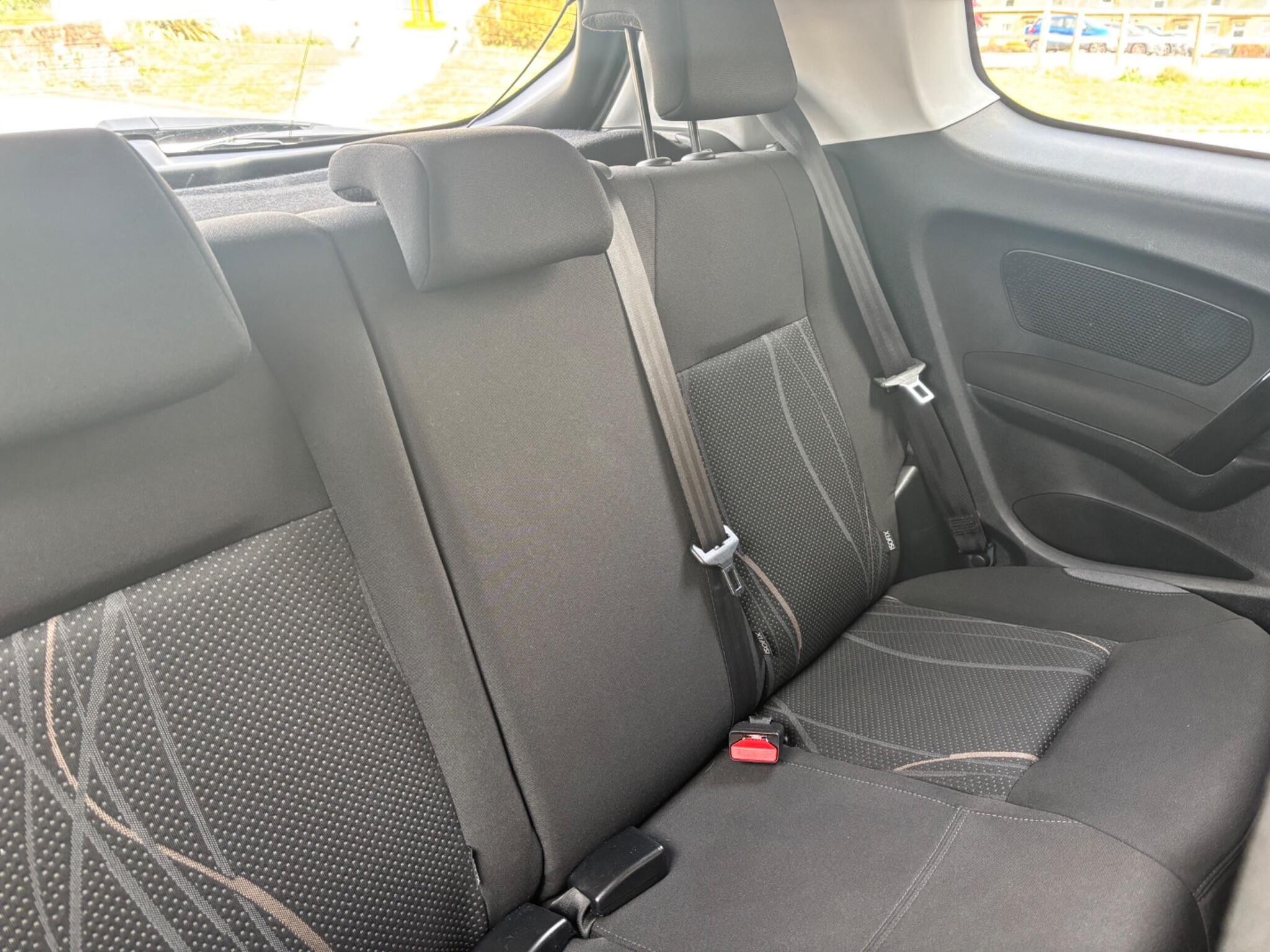 Peugeot 208 view 13