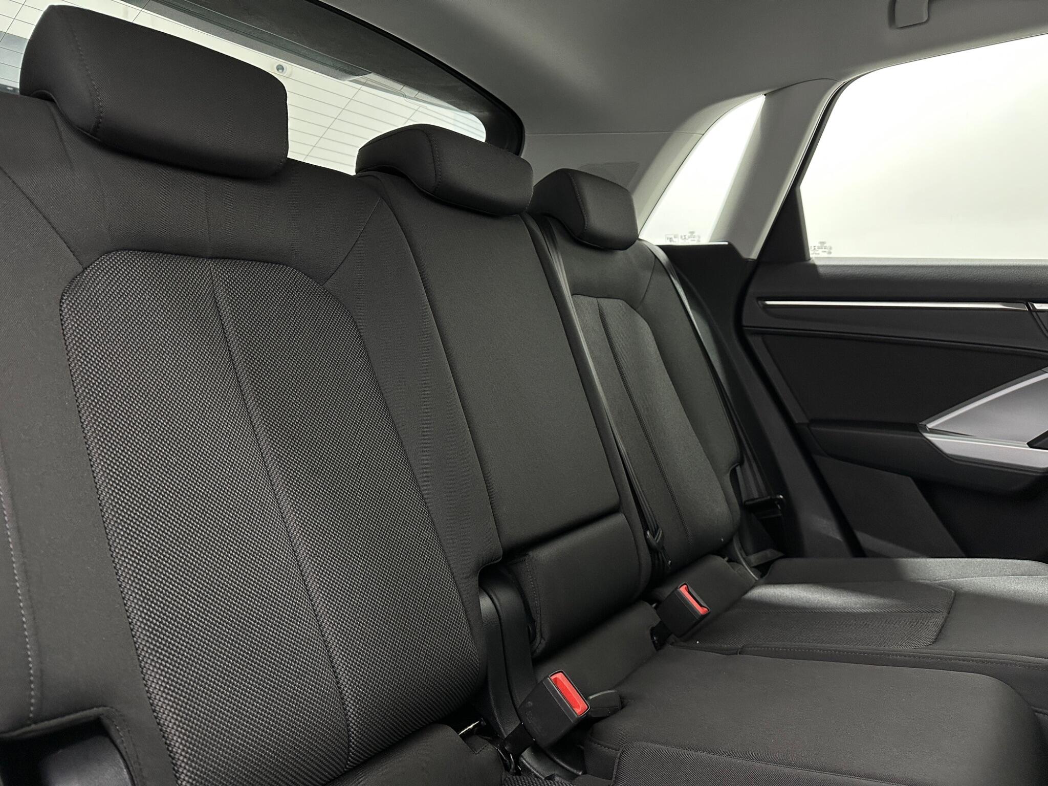 Audi Q3 view 42