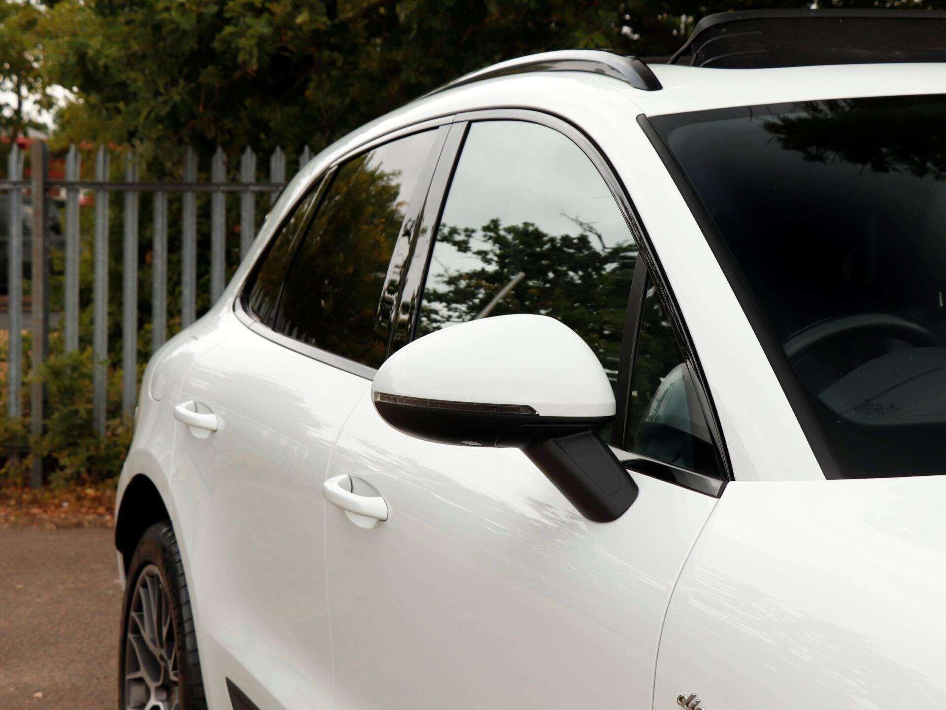 Porsche Macan view 34