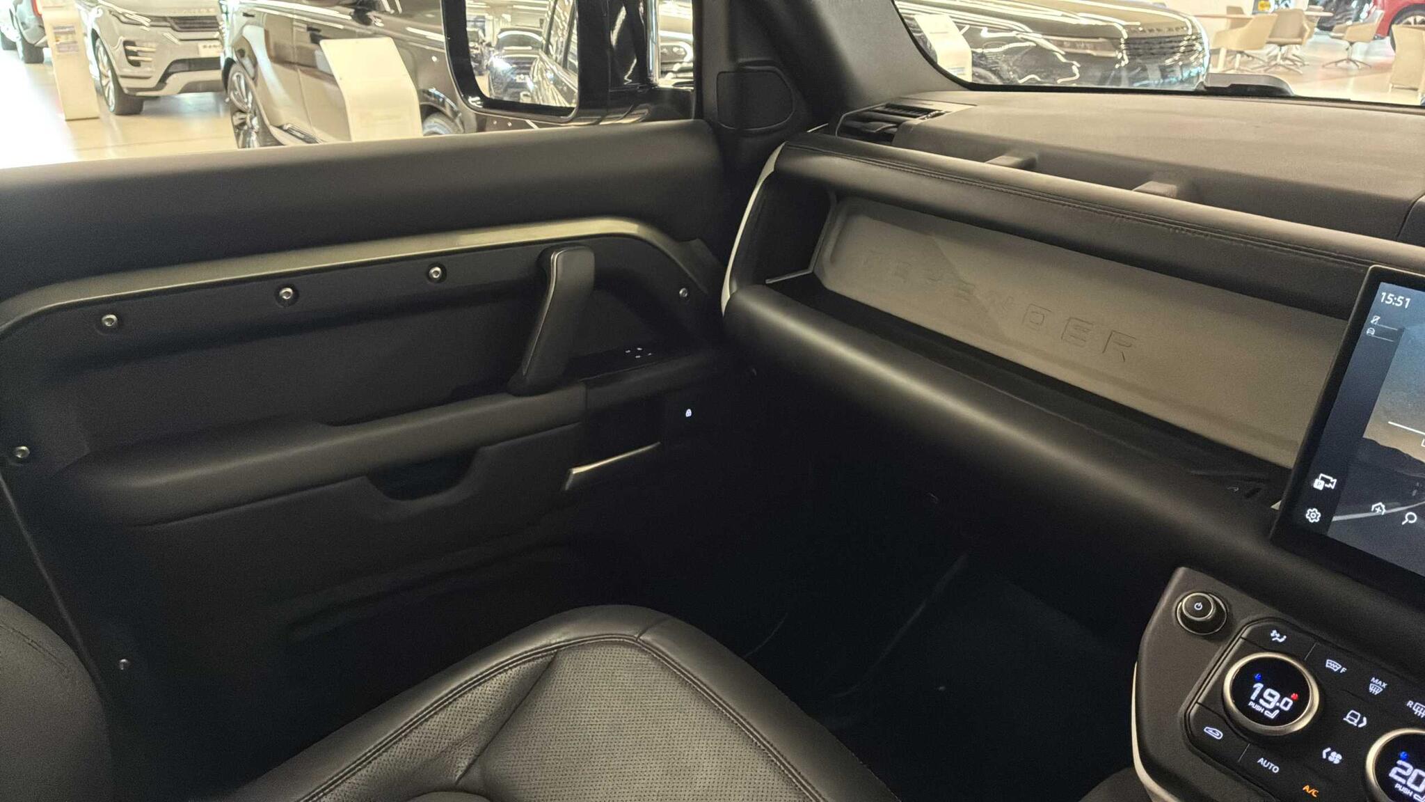Land Rover Defender view 25