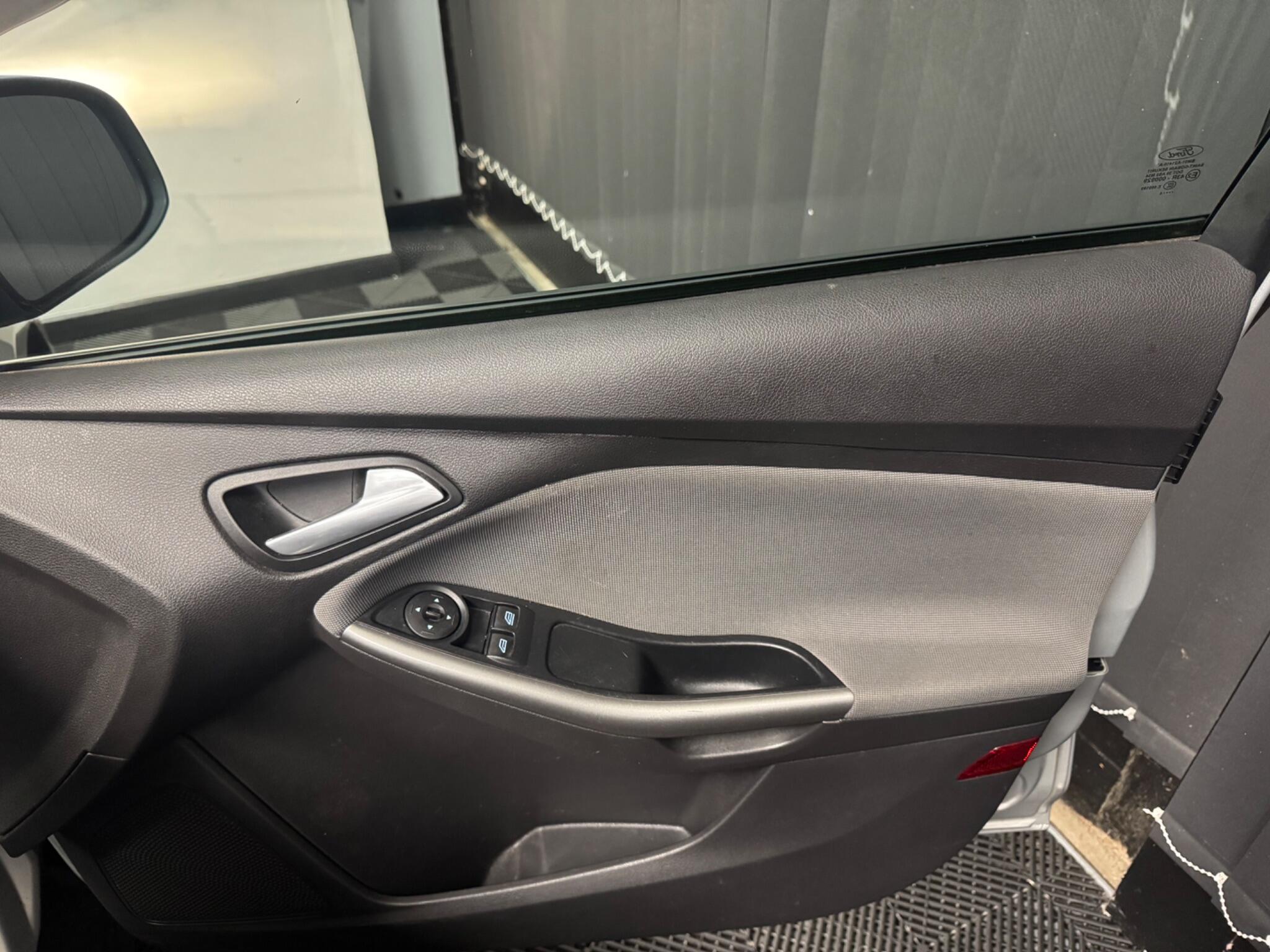 2014 Ford Focus 1.6 TDCi Edge Euro 5 (s/s) 5dr • 59,000 miles image 27