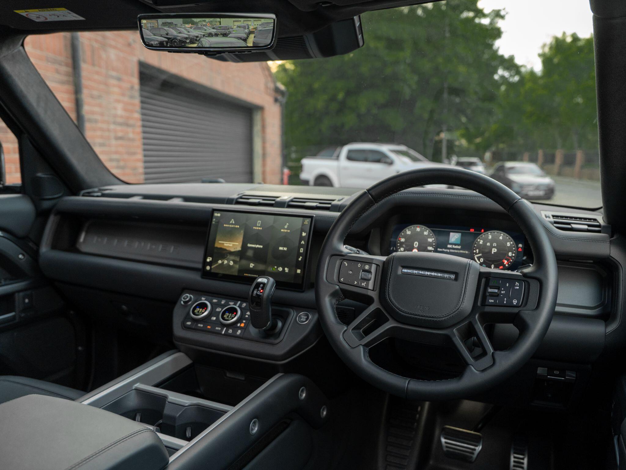 Land Rover Defender 110 view 41