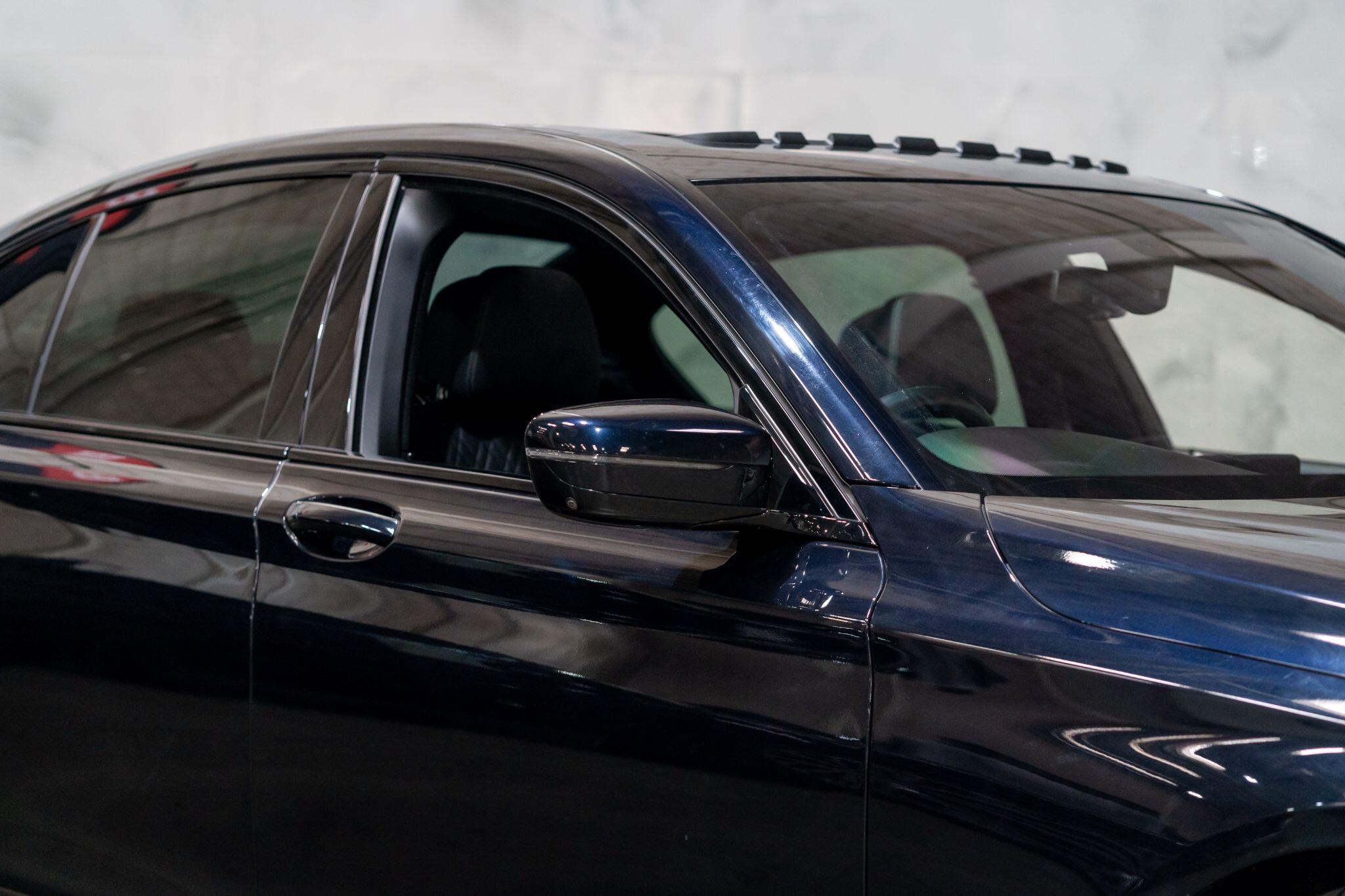 BMW 7 Series view 32