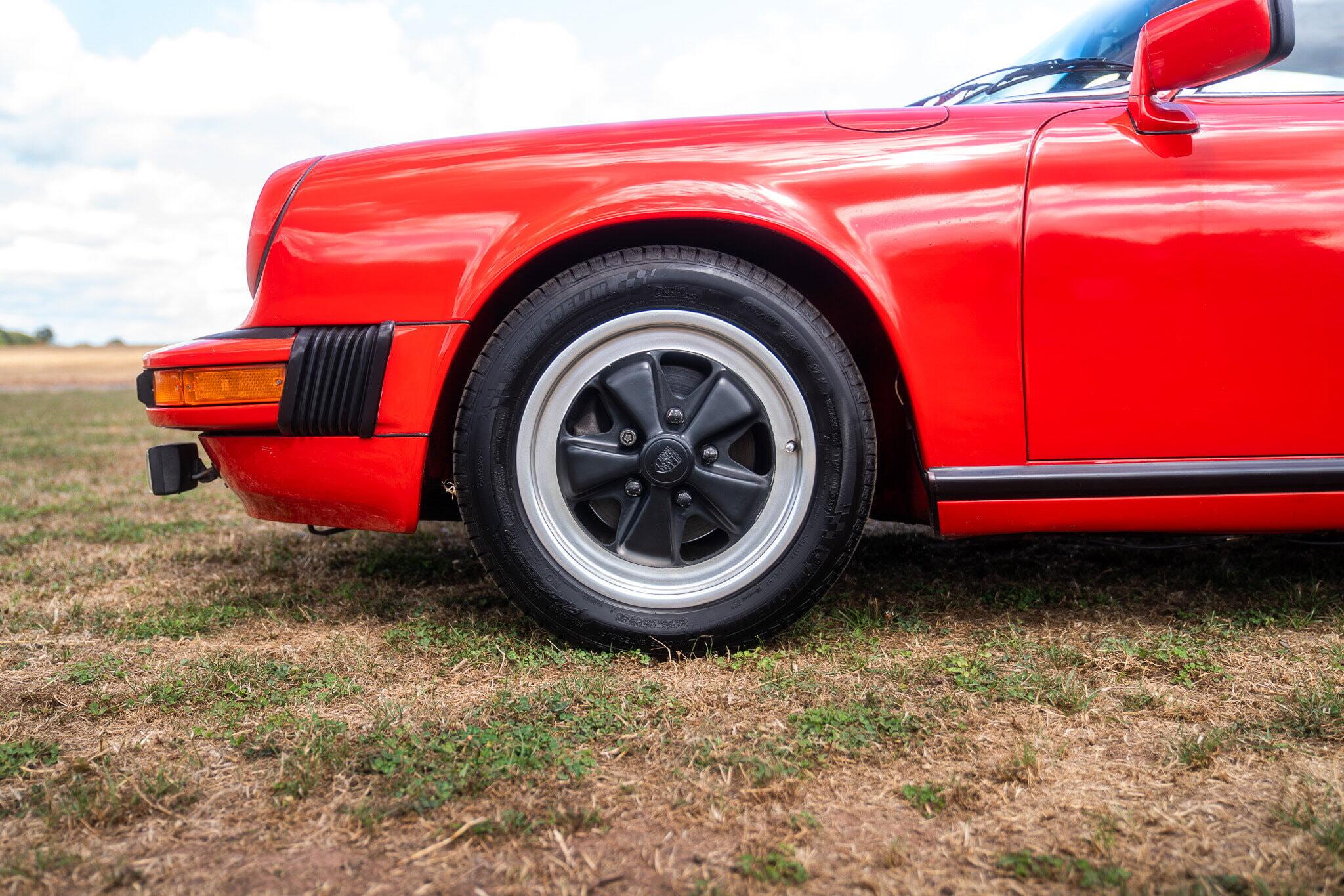 Porsche 911 view 27