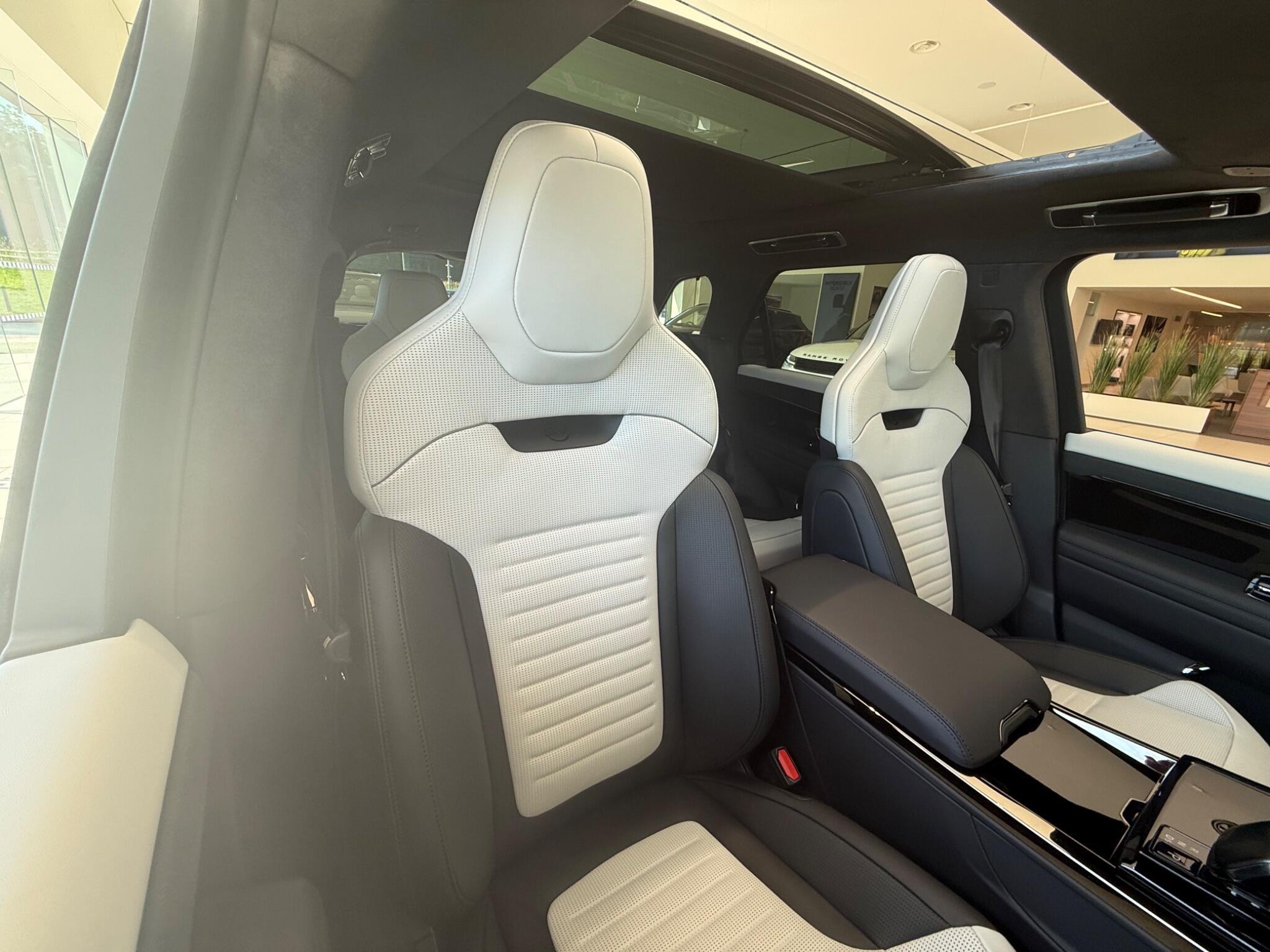 Land Rover Range Rover Sport view 4
