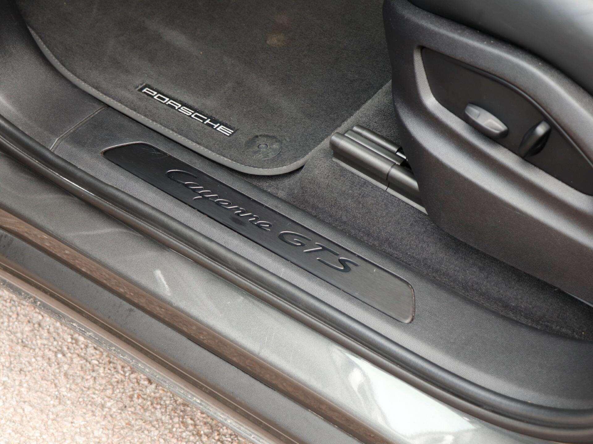 Porsche Cayenne view 28