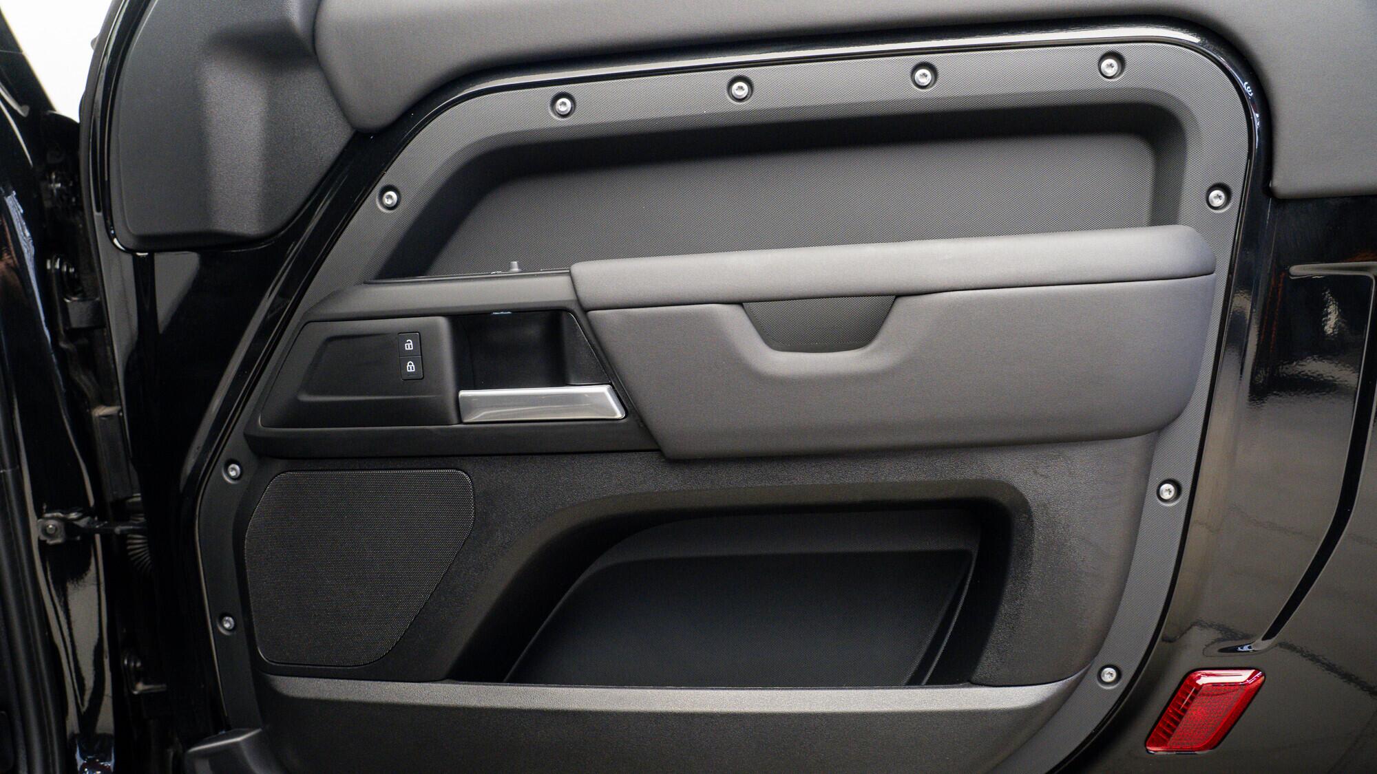 Land Rover Defender 90 view 12