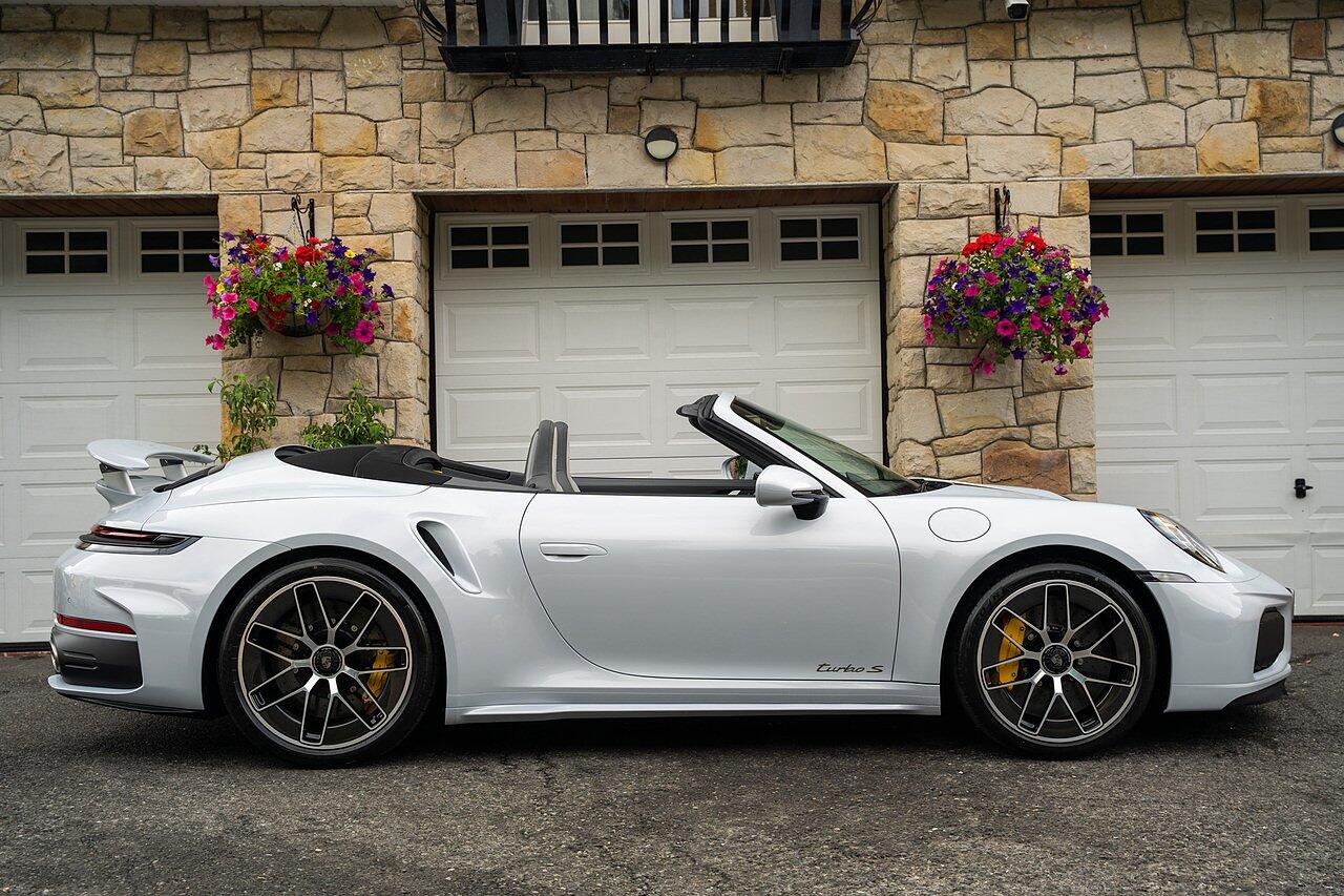 Porsche 911 view 3