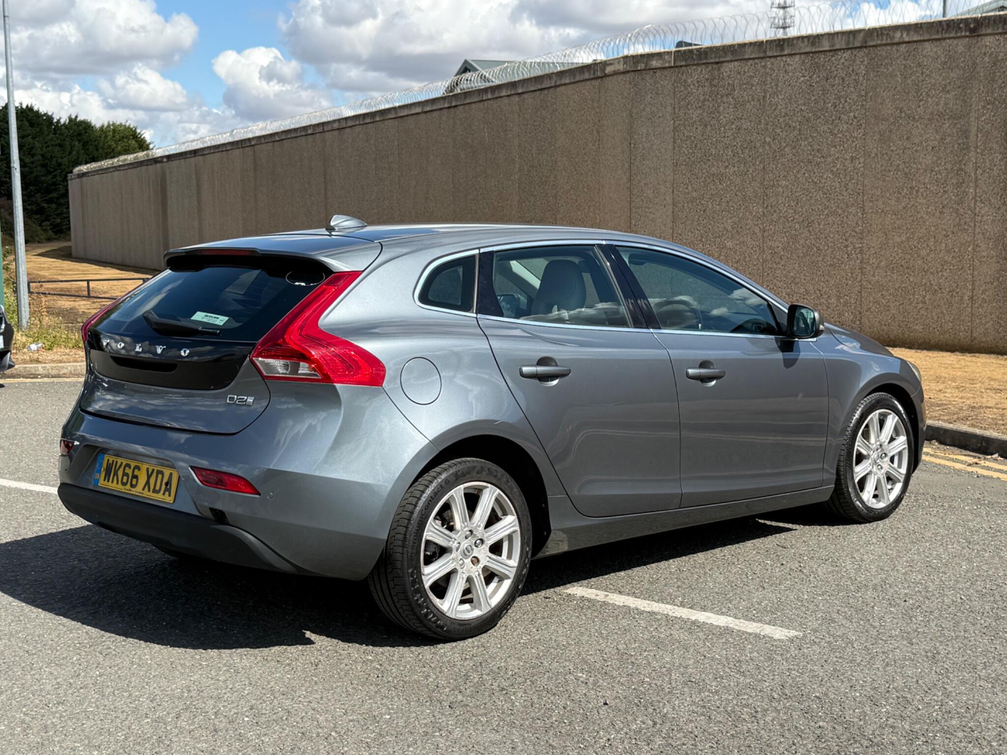 Volvo V40 view 9