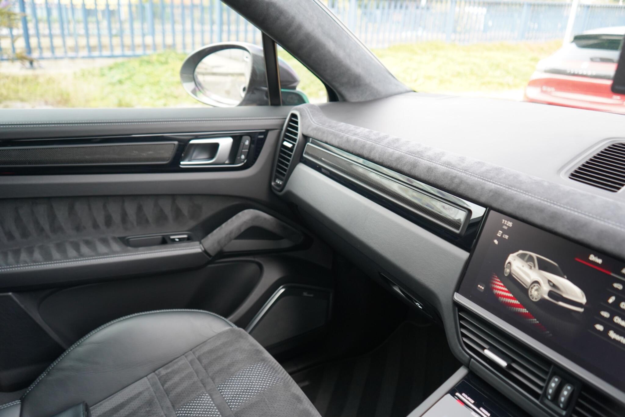 Porsche Cayenne view 37