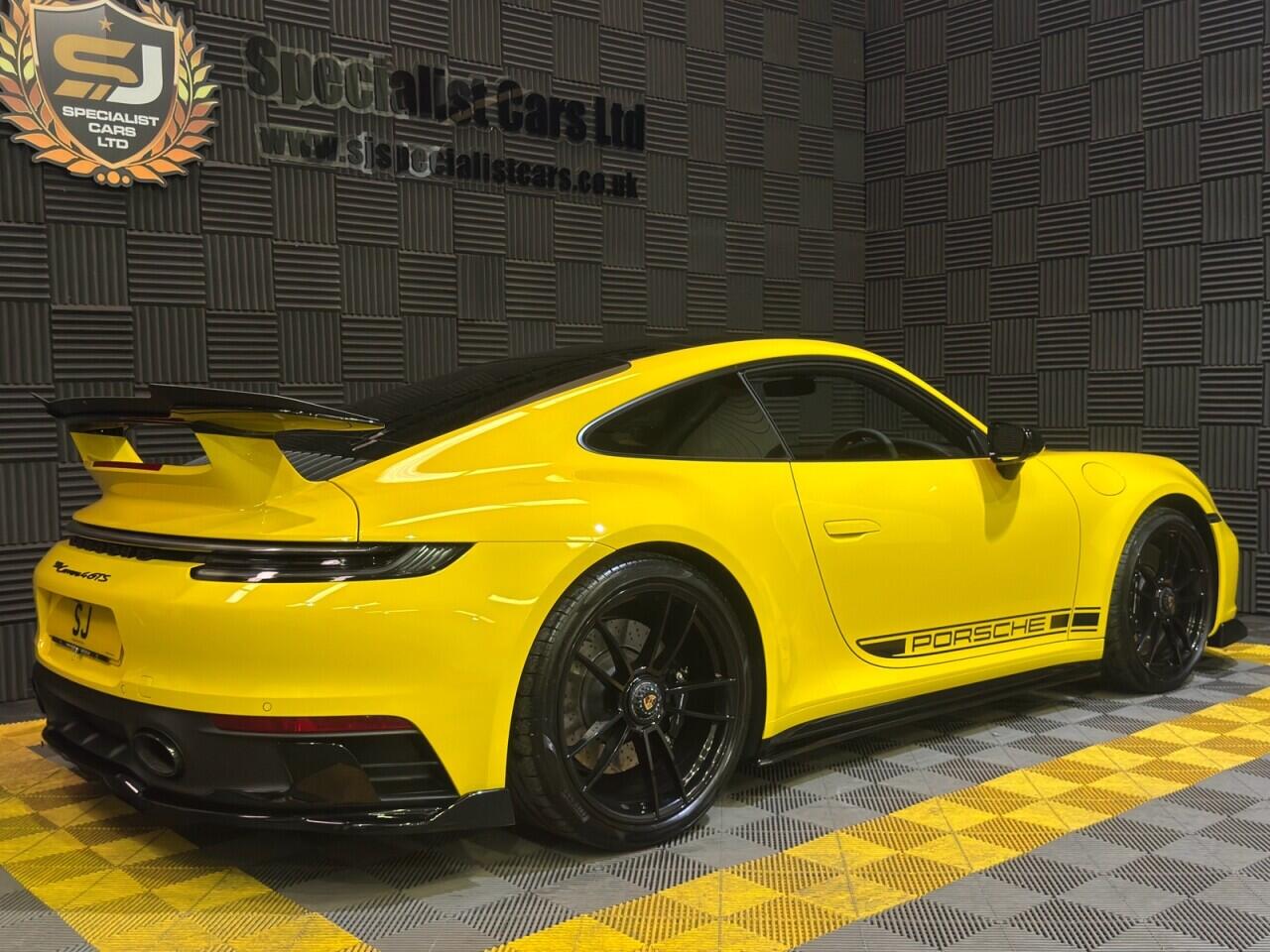 Porsche 911 view 5