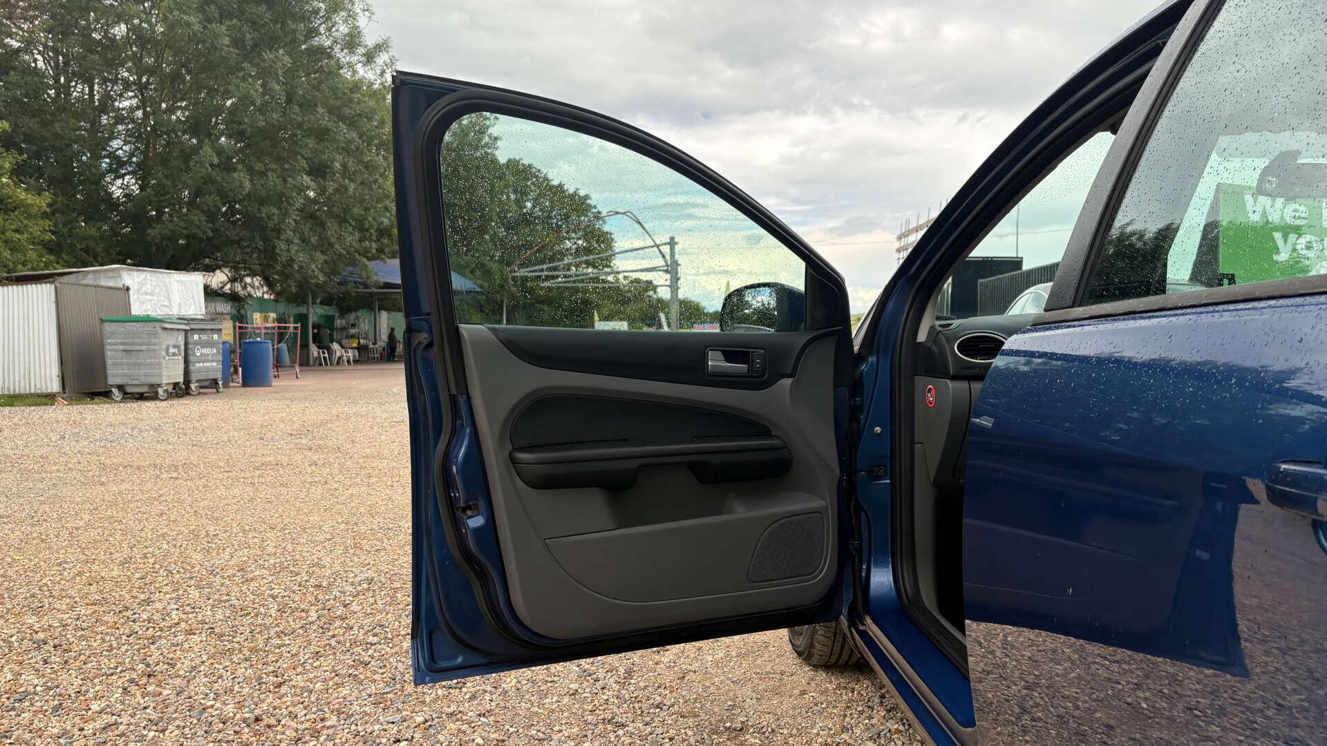 Ford Focus view 23