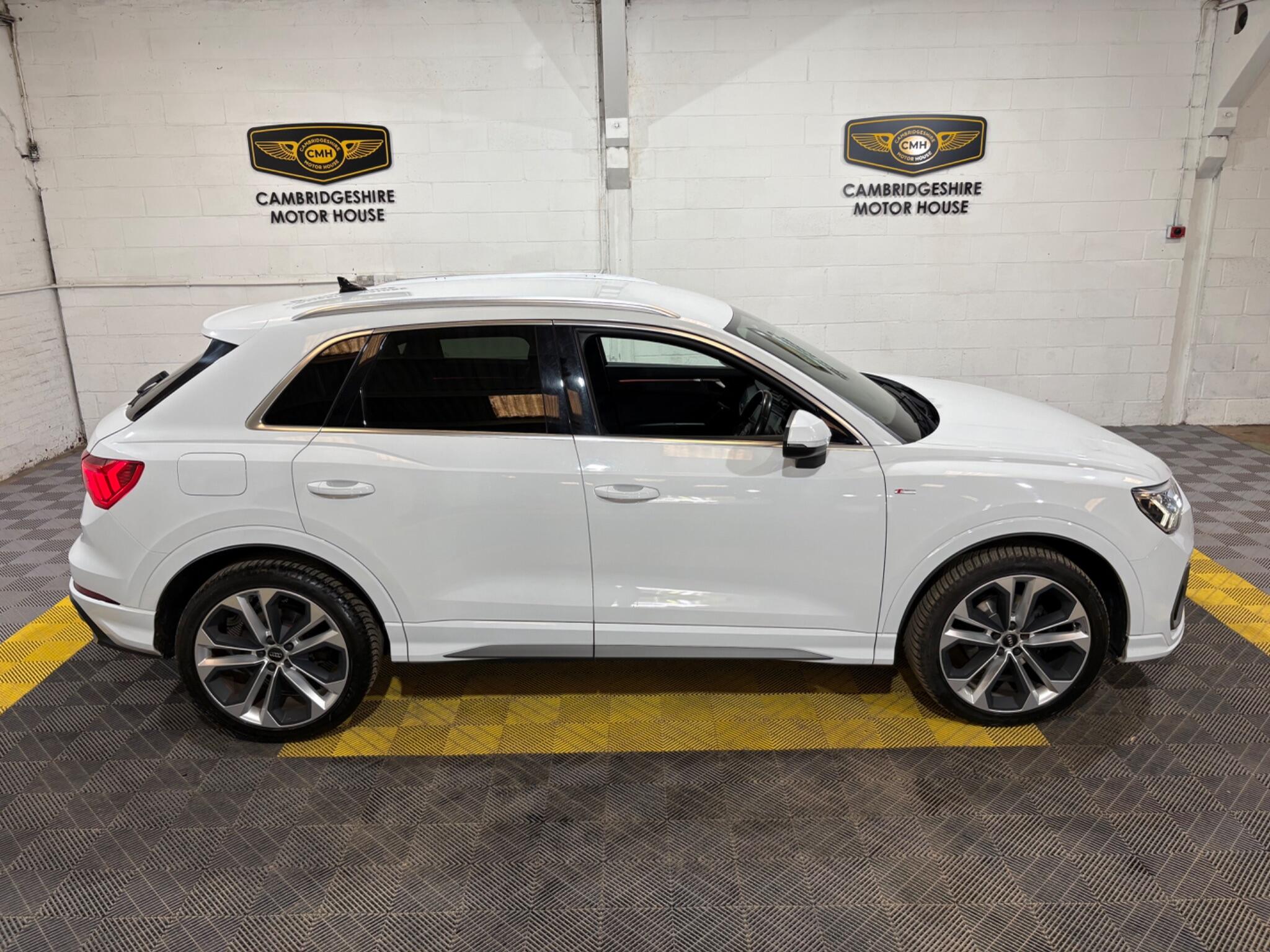 Audi Q3 view 13