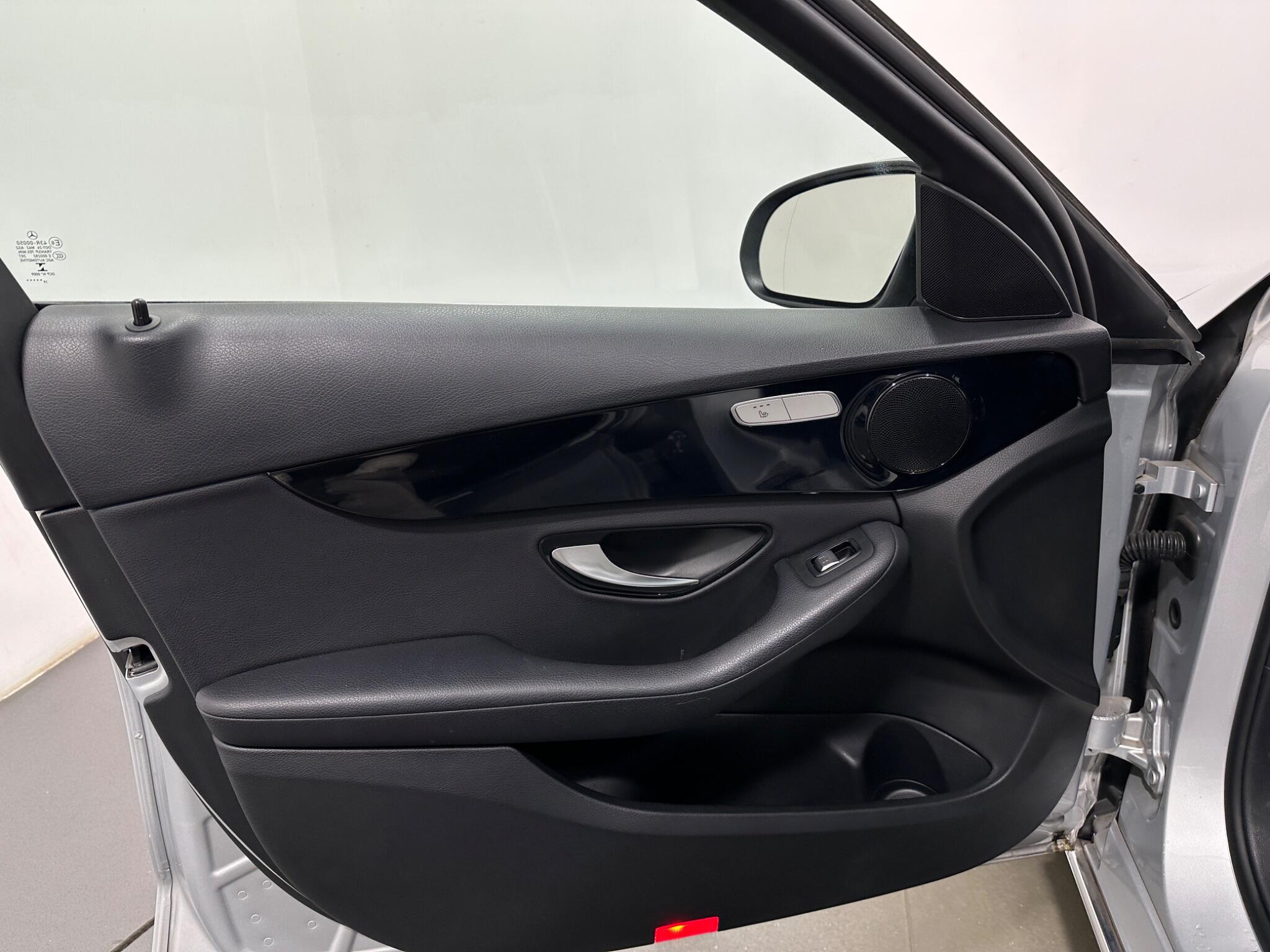 Mercedes-Benz C-Class view 38