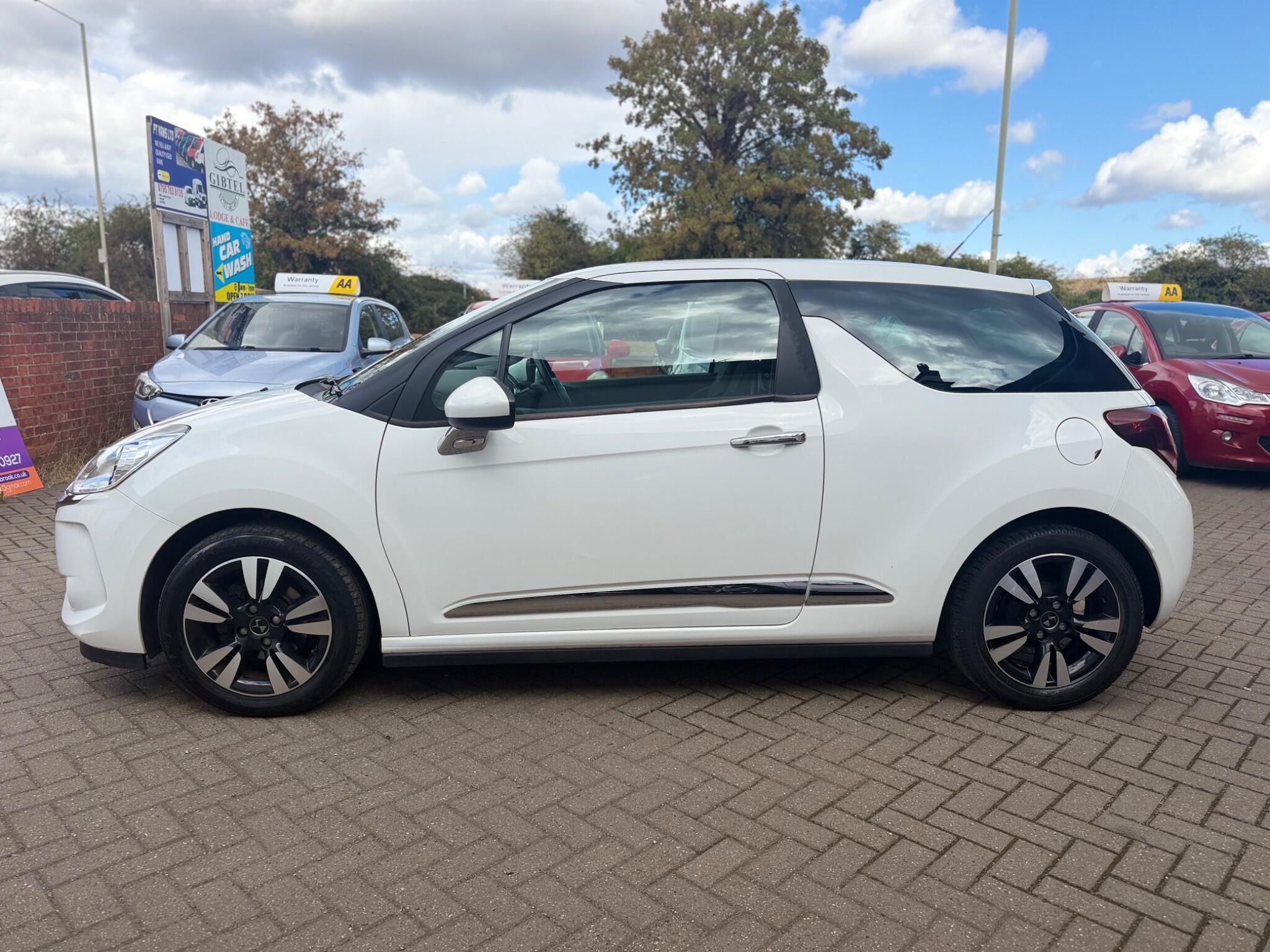 DS Automobiles DS 3 view 7