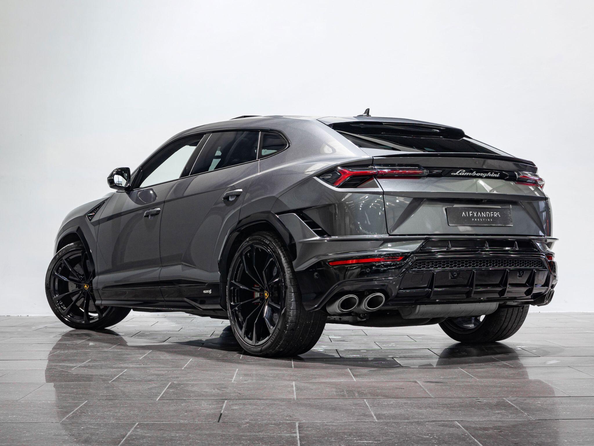 Lamborghini Urus view 5