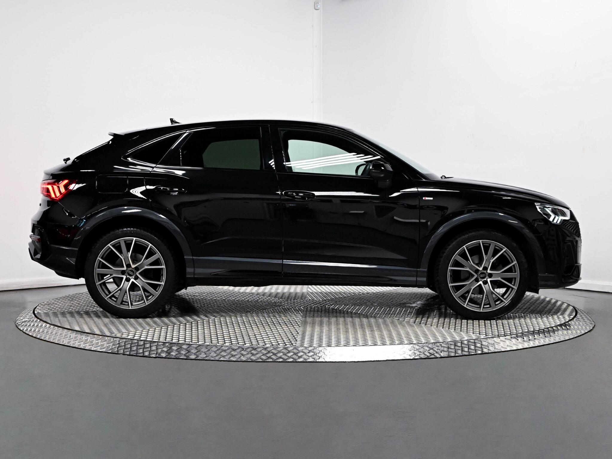 Audi Q3 view 37