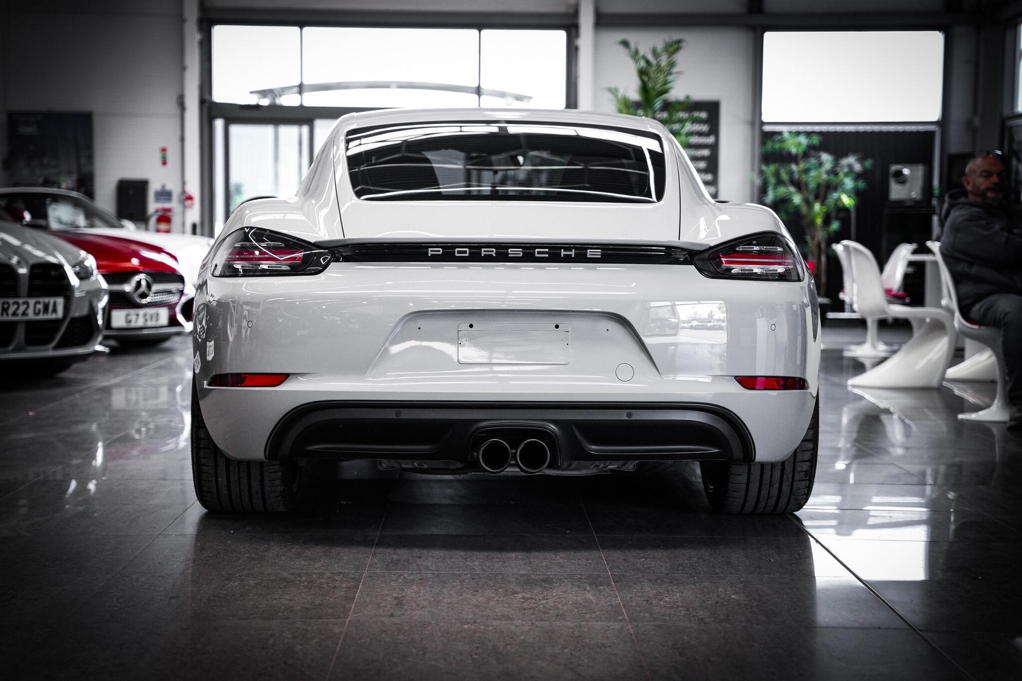 Porsche Cayman view 14