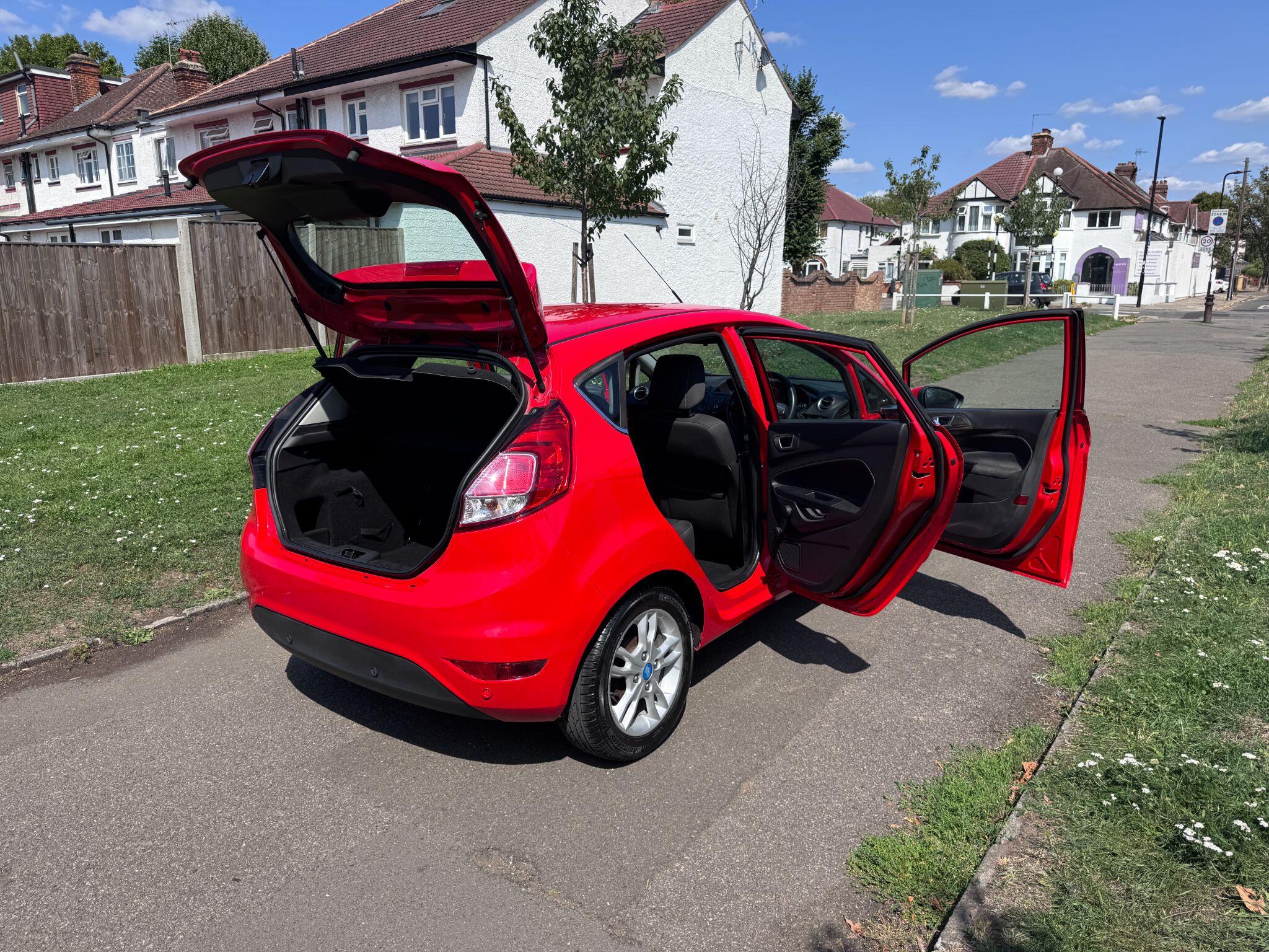 2015 Ford Fiesta image 33