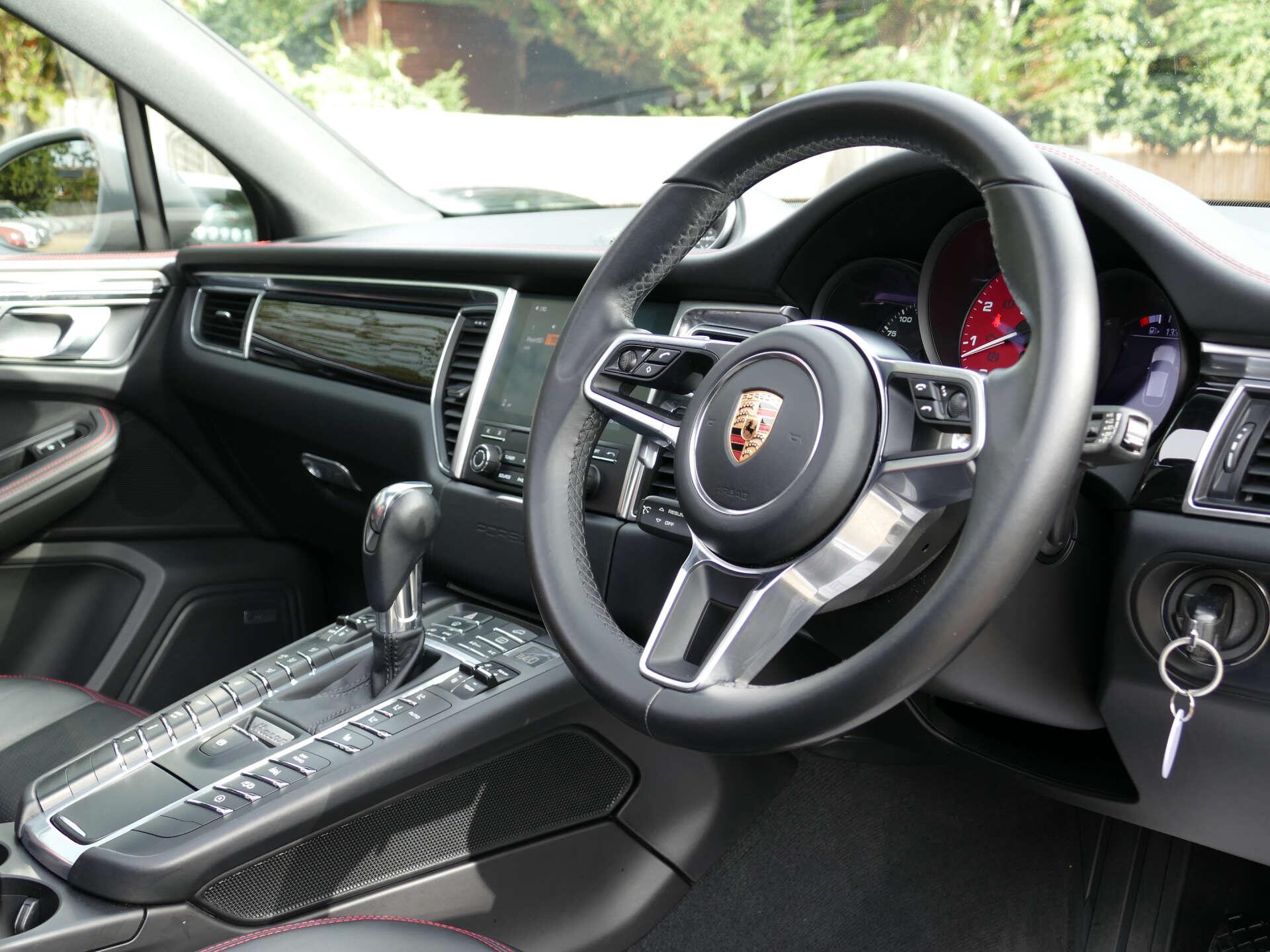 Porsche Macan view 20