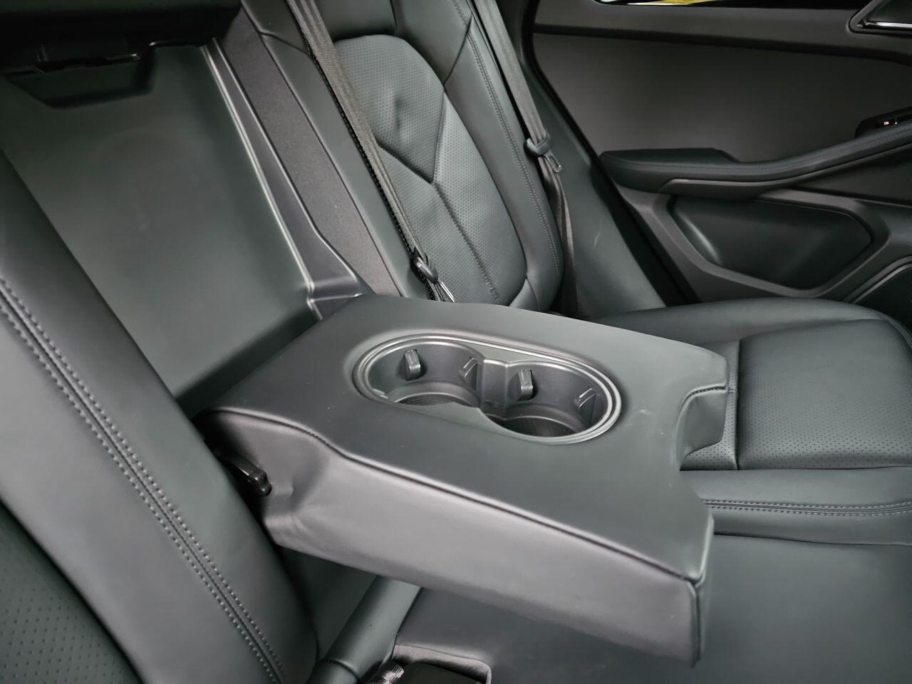 Porsche Macan view 29
