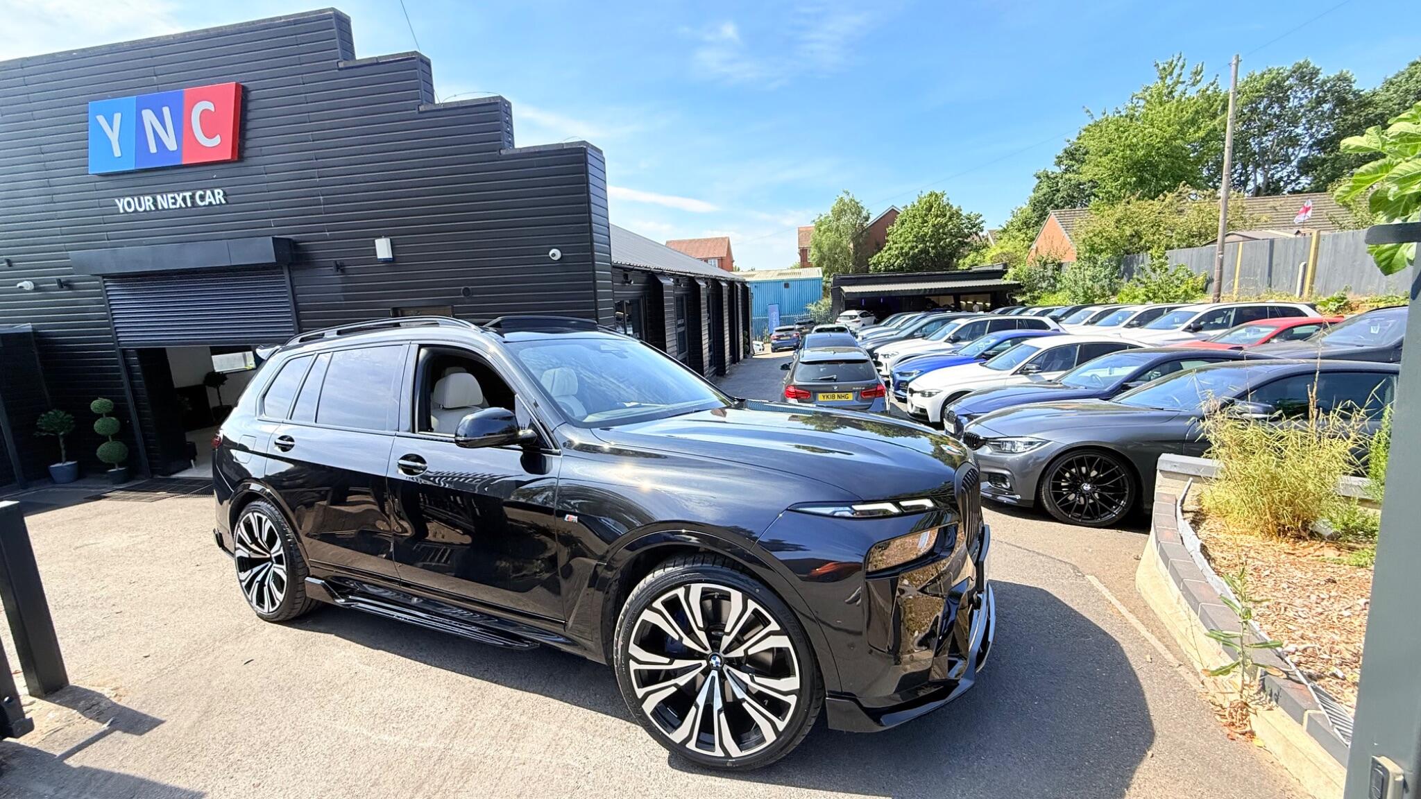 BMW X7 view 3