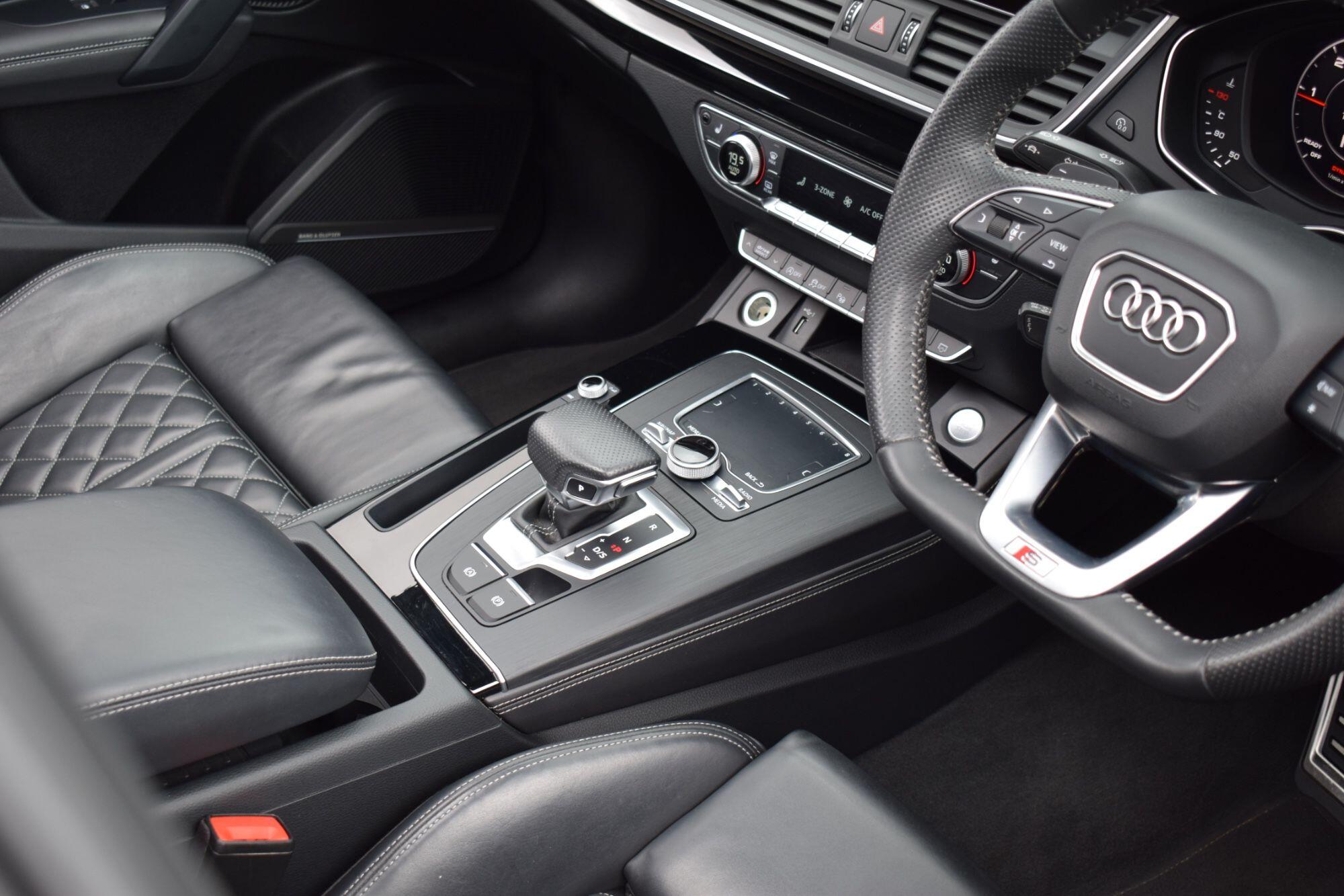 Audi Q5 view 7