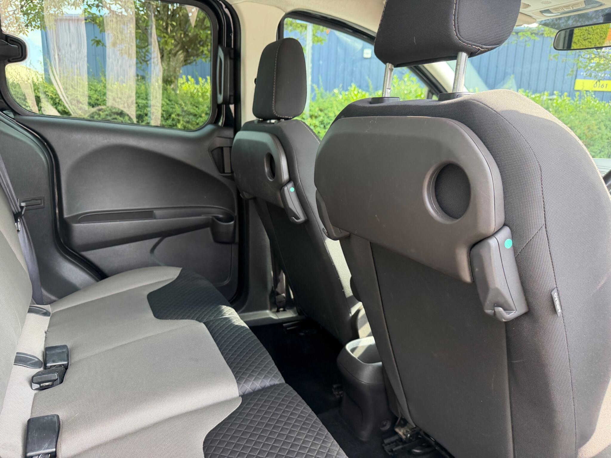 Ford Tourneo Courier view 13