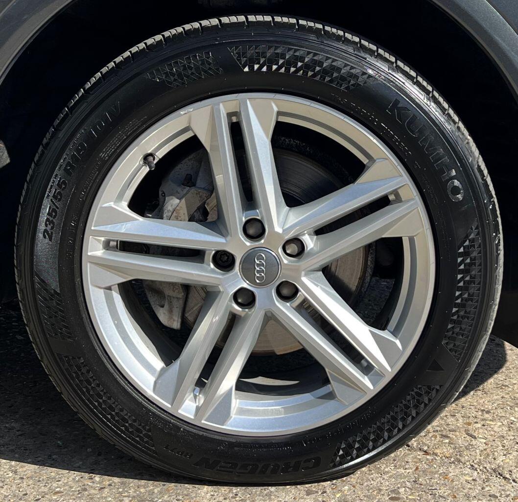 Audi Q5 view 12