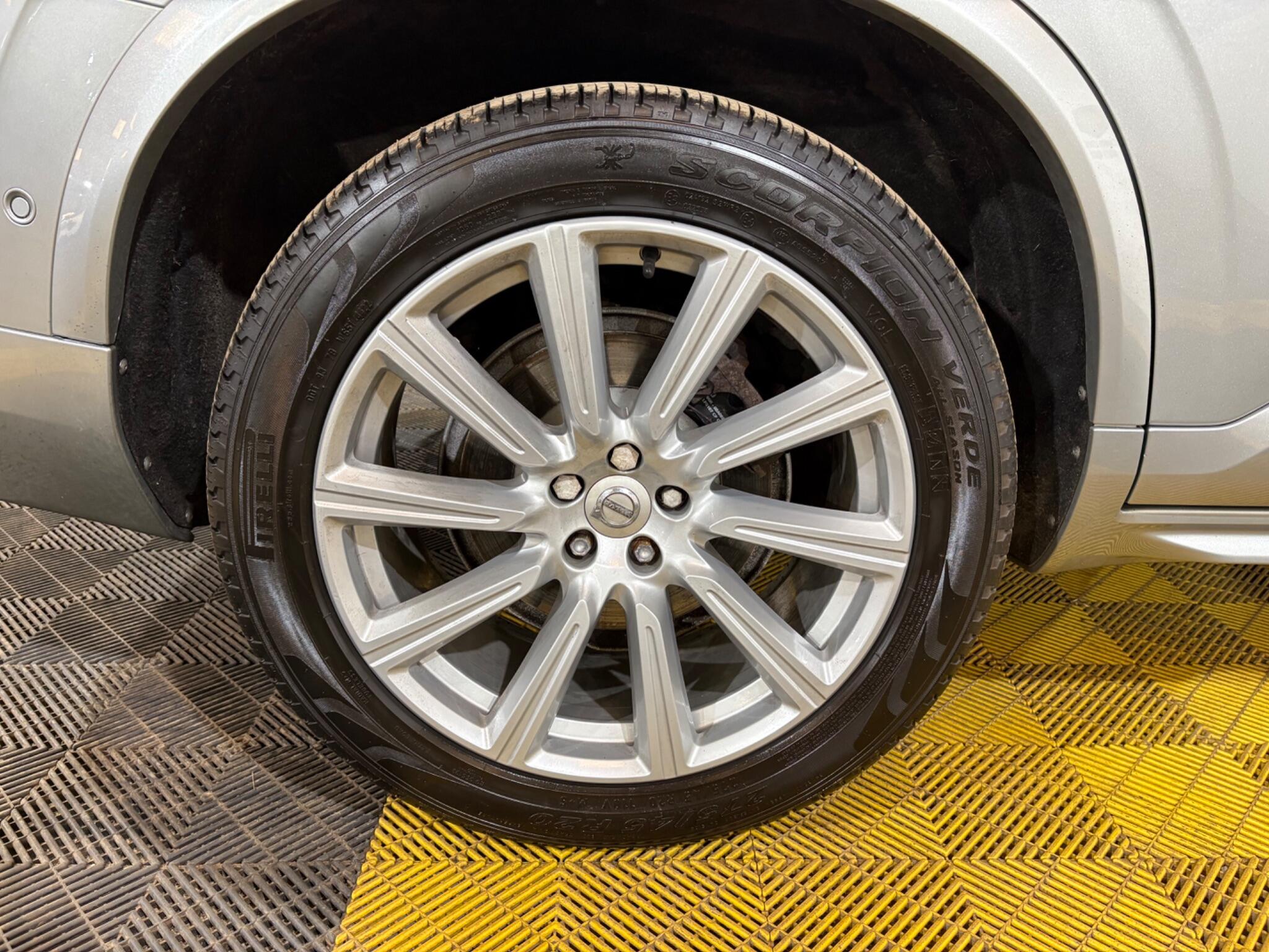 Volvo XC90 view 31
