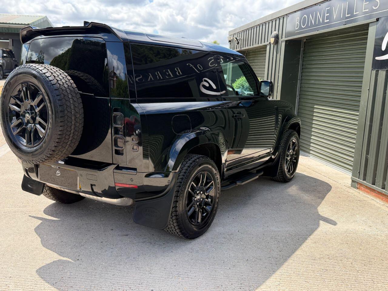 Land Rover Defender 90 view 18