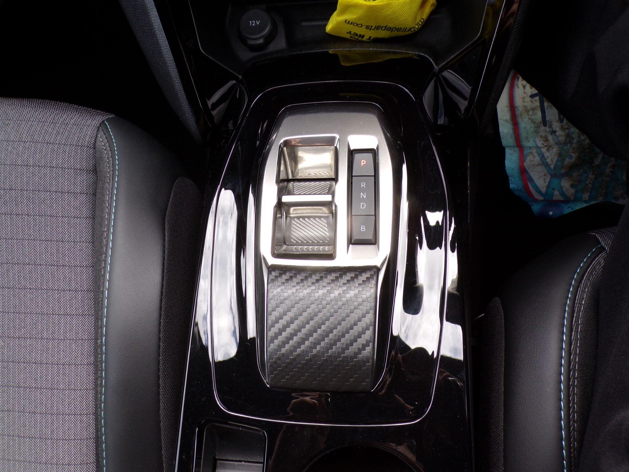 Peugeot E-2008 view 25