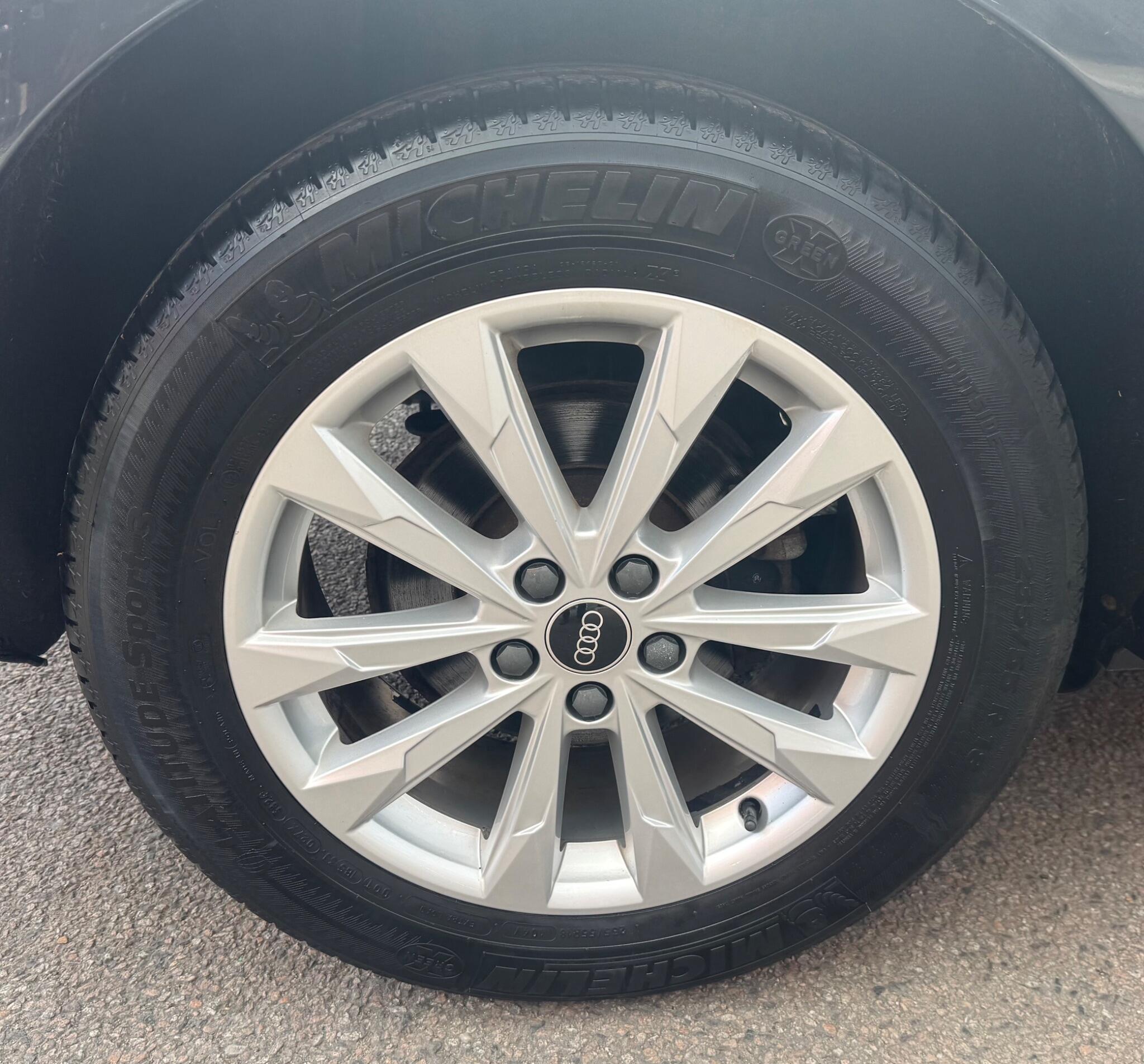 Audi Q3 view 15