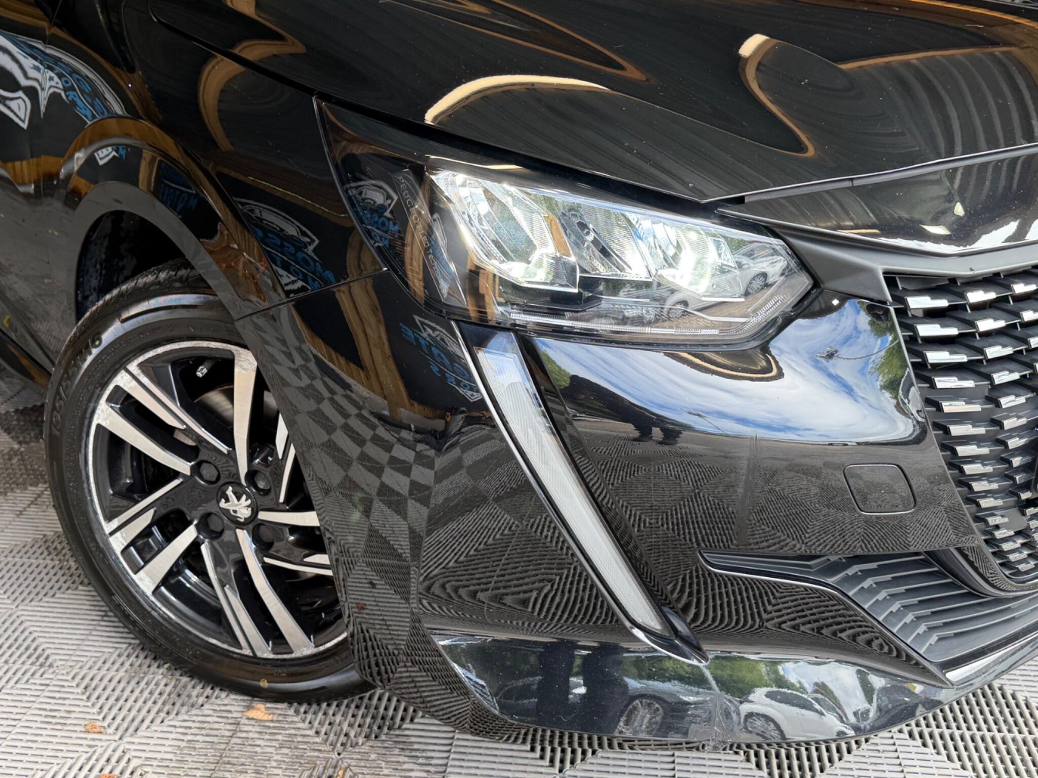 Peugeot 208 view 2
